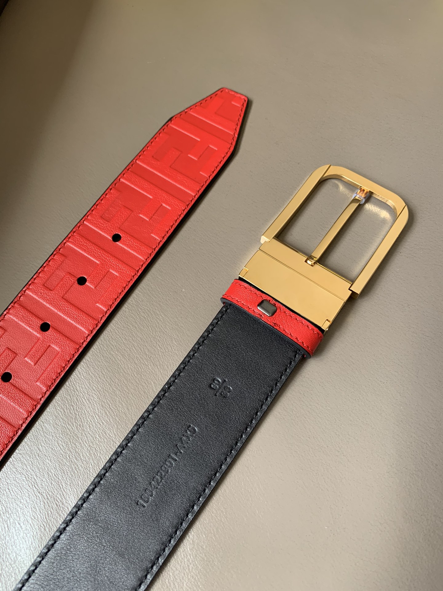 Fendi 五金做工精细 线条流畅 表面光滑 𝐙𝐏电镀工艺 香港通关【𝐇𝐀𝐀𝐒】 进口皮料