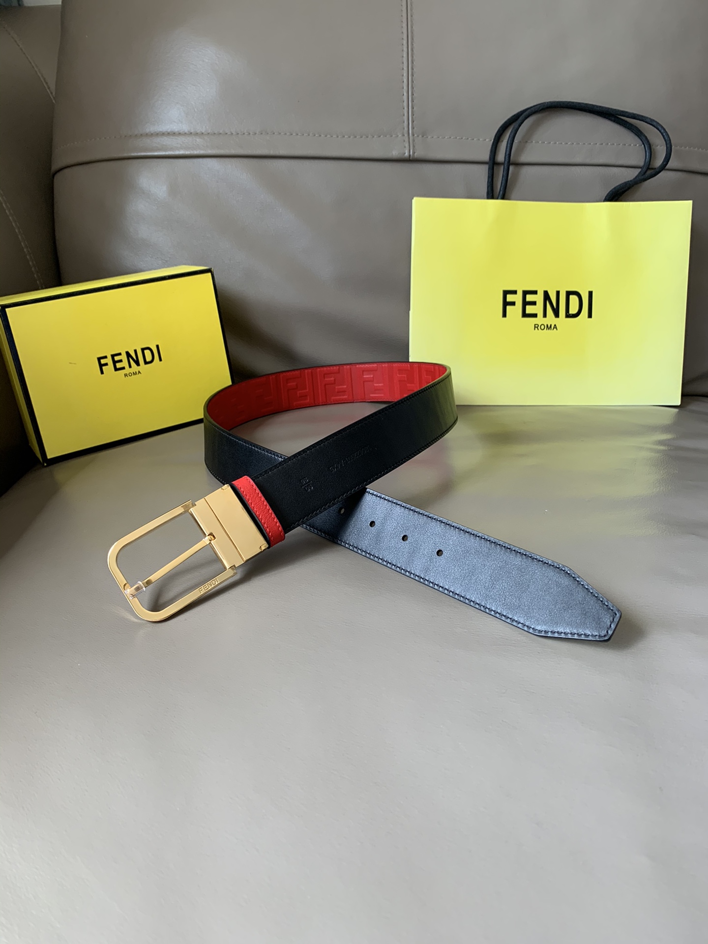 Fendi 五金做工精细 线条流畅 表面光滑 𝐙𝐏电镀工艺 香港通关【𝐇𝐀𝐀𝐒】 进口皮料