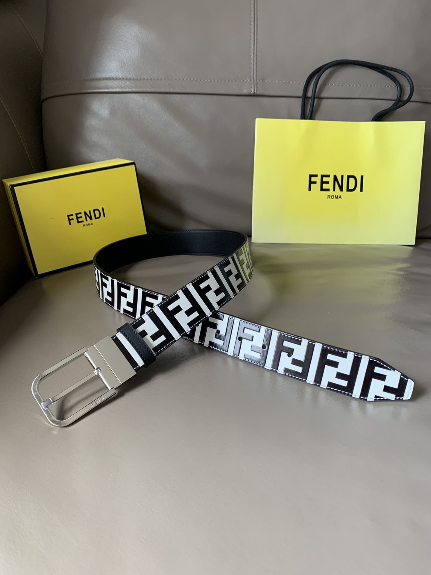 Fendi 五金做工精细 线条流畅 表面光滑 𝐙𝐏电镀工艺 香港通关【𝐇𝐀𝐀𝐒】 进口皮料