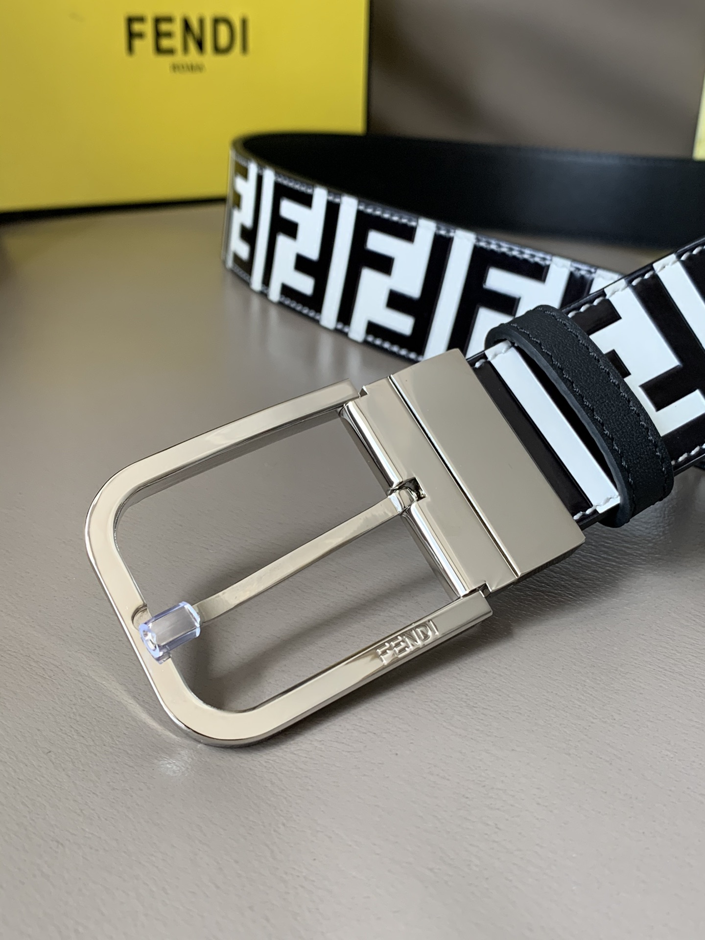 Fendi 五金做工精细 线条流畅 表面光滑 𝐙𝐏电镀工艺 香港通关【𝐇𝐀𝐀𝐒】 进口皮料