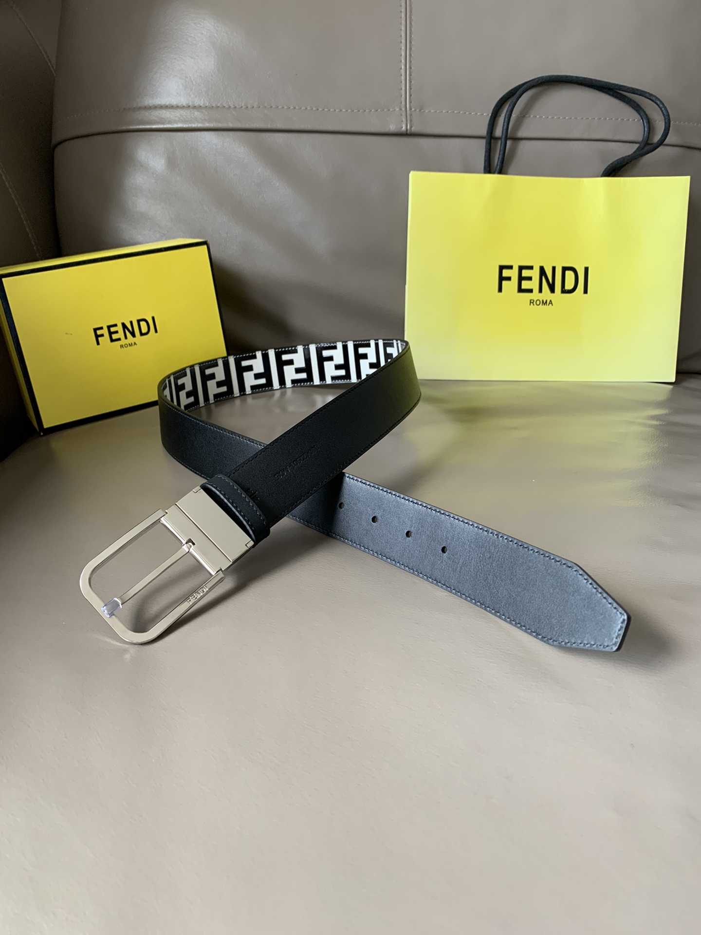 Fendi 五金做工精细 线条流畅 表面光滑 𝐙𝐏电镀工艺 香港通关【𝐇𝐀𝐀𝐒】 进口皮料