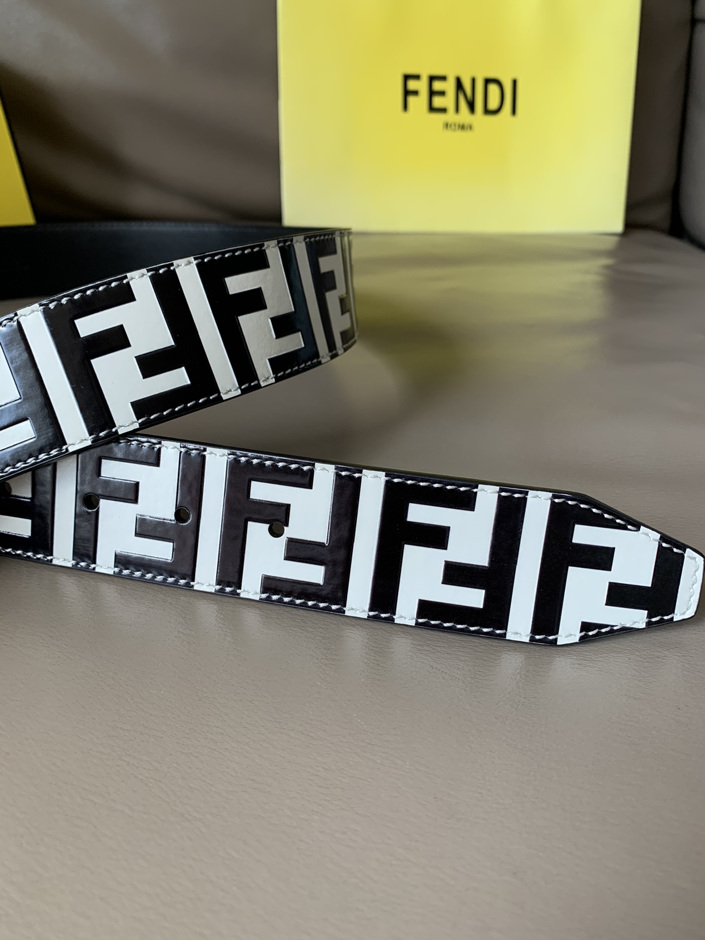 Fendi 五金做工精细 线条流畅 表面光滑 𝐙𝐏电镀工艺 香港通关【𝐇𝐀𝐀𝐒】 进口皮料