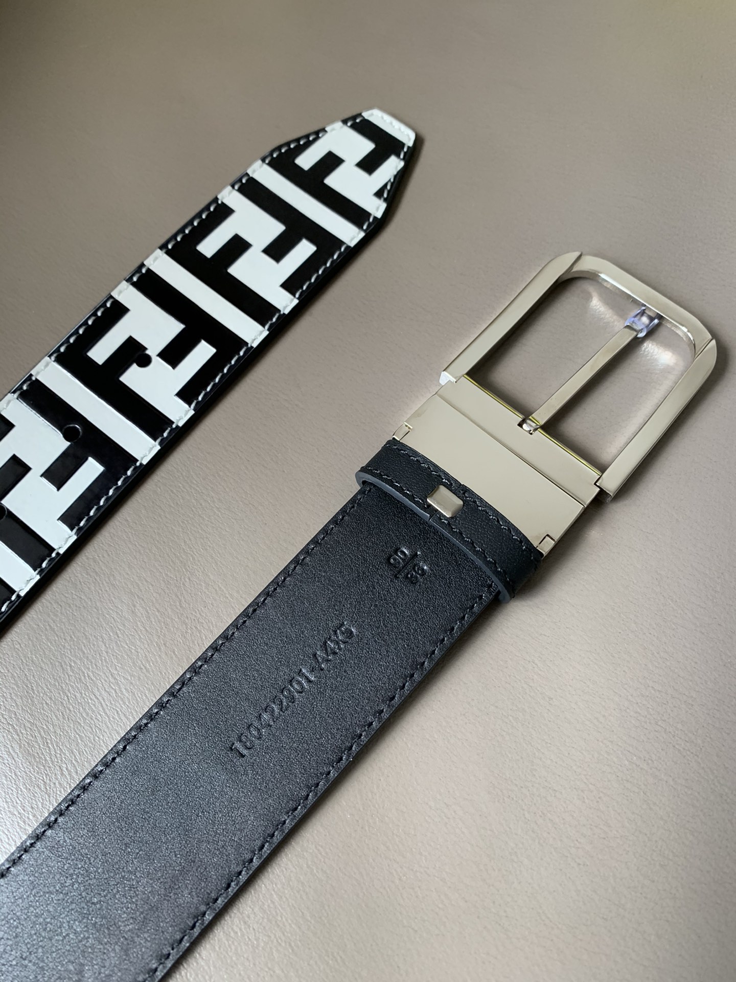 Fendi 五金做工精细 线条流畅 表面光滑 𝐙𝐏电镀工艺 香港通关【𝐇𝐀𝐀𝐒】 进口皮料