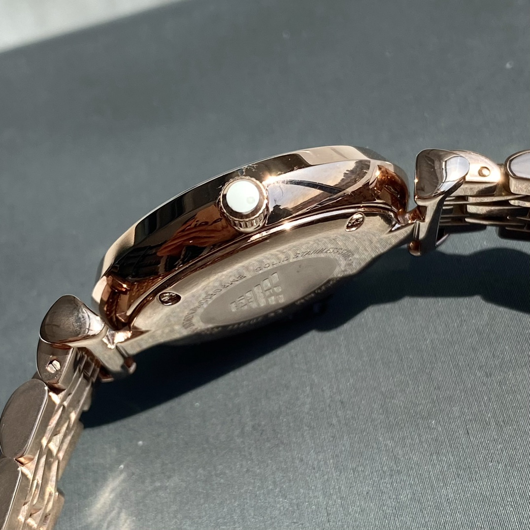 批💰160配盒
正品 Armani 阿玛尼镶钻钢带女士手表型号AR1909玫瑰金，钢带石英表，表盘直径32mm 316精钢表带，白色贝母表盘，有光的时候是彩色的，矿物质玻璃镜面，施华洛世奇公司水钻。蝴蝶双按扣，设计超级精致，表盘表链都都十分简约大气，整个气质马上不一样了，小红书剁手款，美腻的不行不行，生活防水30米。
