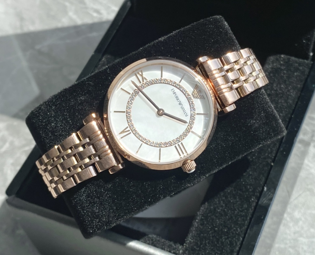 批💰160配盒
正品 Armani 阿玛尼镶钻钢带女士手表型号AR1909玫瑰金，钢带石英表，表盘直径32mm 316精钢表带，白色贝母表盘，有光的时候是彩色的，矿物质玻璃镜面，施华洛世奇公司水钻。蝴蝶双按扣，设计超级精致，表盘表链都都十分简约大气，整个气质马上不一样了，小红书剁手款，美腻的不行不行，生活防水30米。