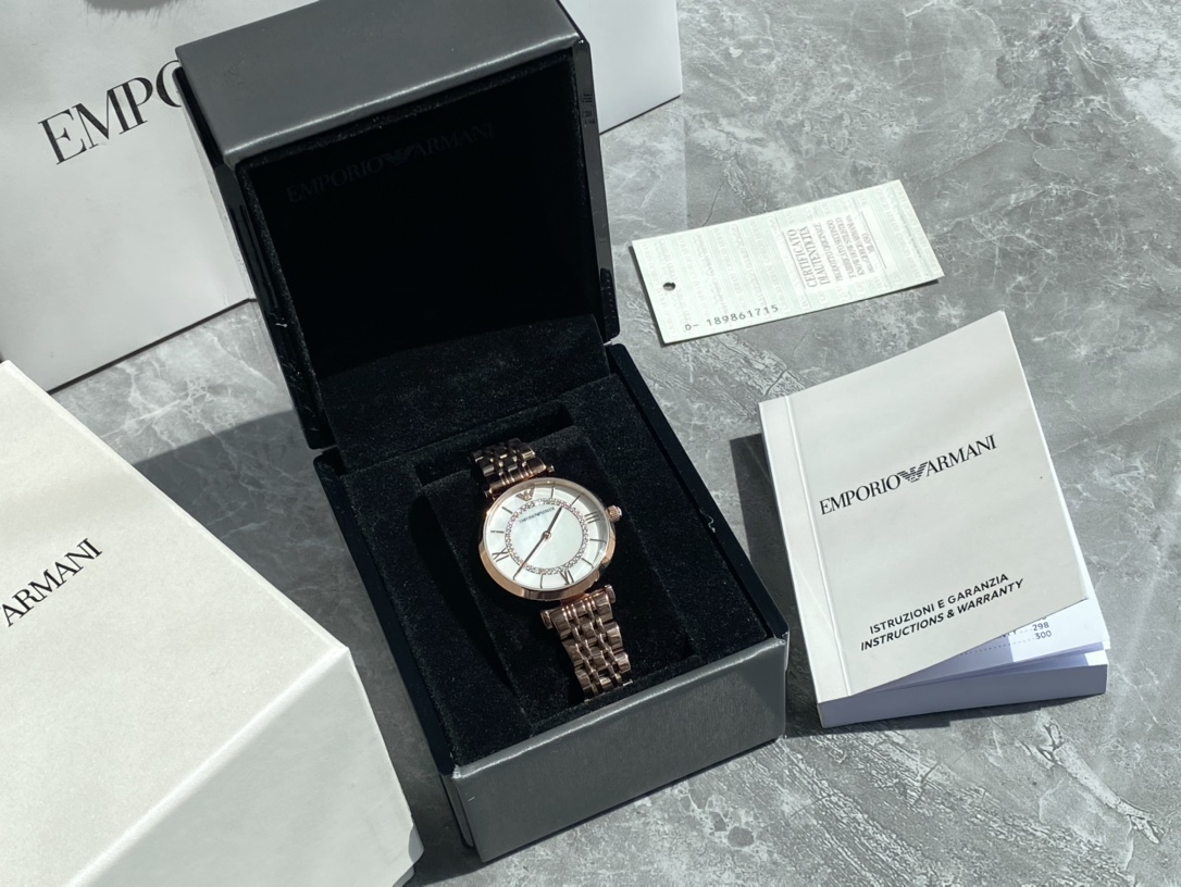 批💰160配盒
正品 Armani 阿玛尼镶钻钢带女士手表型号AR1909玫瑰金，钢带石英表，表盘直径32mm 316精钢表带，白色贝母表盘，有光的时候是彩色的，矿物质玻璃镜面，施华洛世奇公司水钻。蝴蝶双按扣，设计超级精致，表盘表链都都十分简约大气，整个气质马上不一样了，小红书剁手款，美腻的不行不行，生活防水30米。