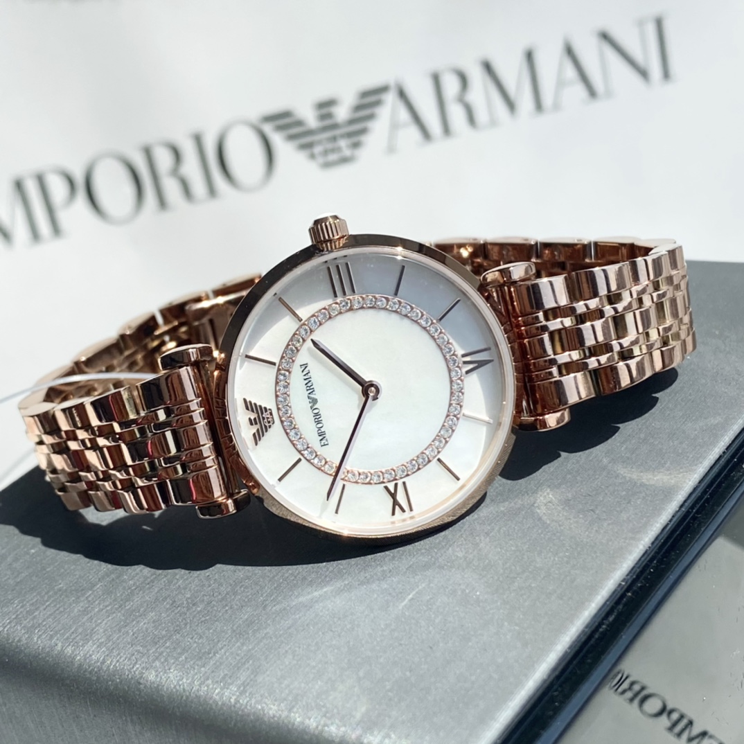 批💰160配盒
正品 Armani 阿玛尼镶钻钢带女士手表型号AR1909玫瑰金，钢带石英表，表盘直径32mm 316精钢表带，白色贝母表盘，有光的时候是彩色的，矿物质玻璃镜面，施华洛世奇公司水钻。蝴蝶双按扣，设计超级精致，表盘表链都都十分简约大气，整个气质马上不一样了，小红书剁手款，美腻的不行不行，生活防水30米。