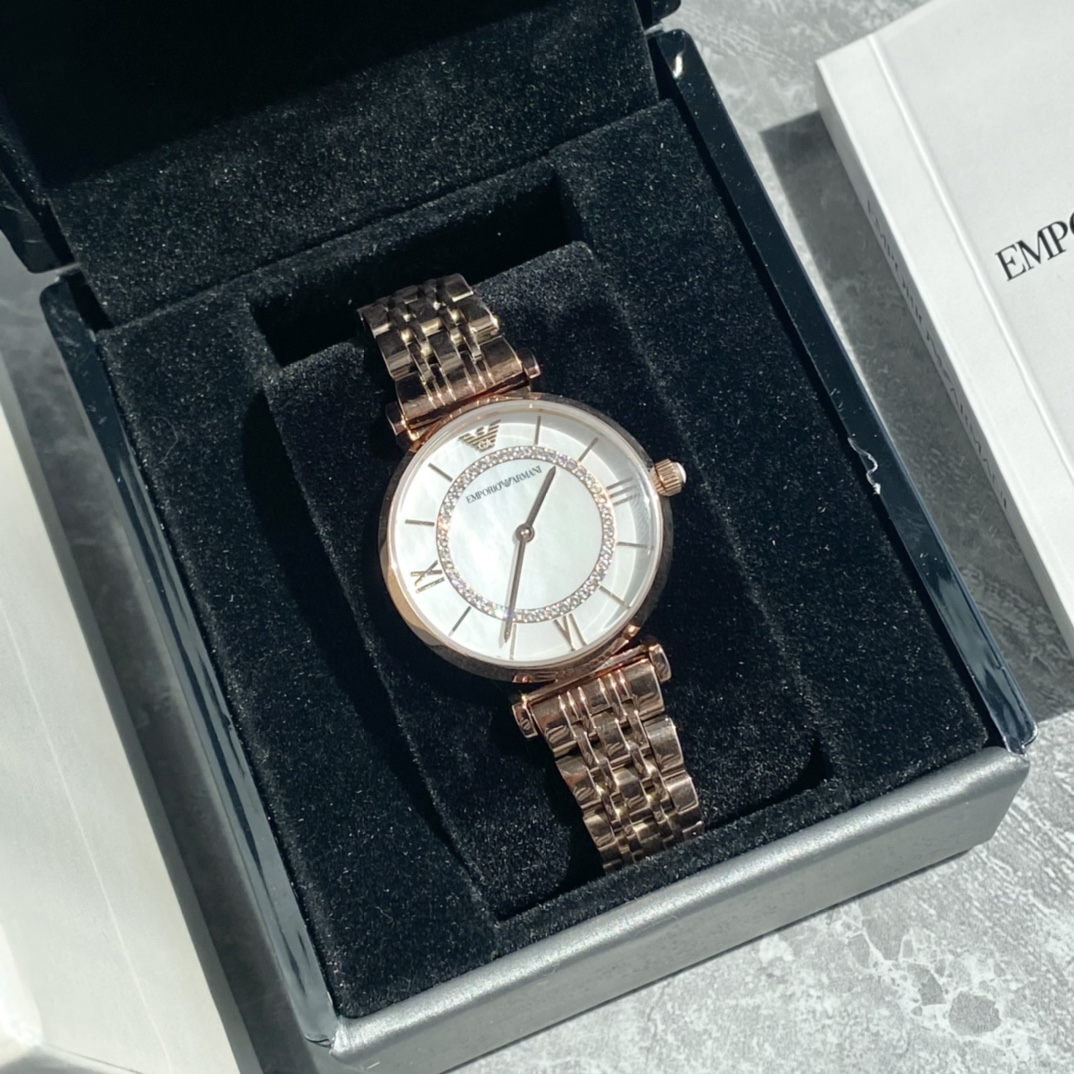 批💰160配盒
正品 Armani 阿玛尼镶钻钢带女士手表型号AR1909玫瑰金，钢带石英表，表盘直径32mm 316精钢表带，白色贝母表盘，有光的时候是彩色的，矿物质玻璃镜面，施华洛世奇公司水钻。蝴蝶双按扣，设计超级精致，表盘表链都都十分简约大气，整个气质马上不一样了，小红书剁手款，美腻的不行不行，生活防水30米。