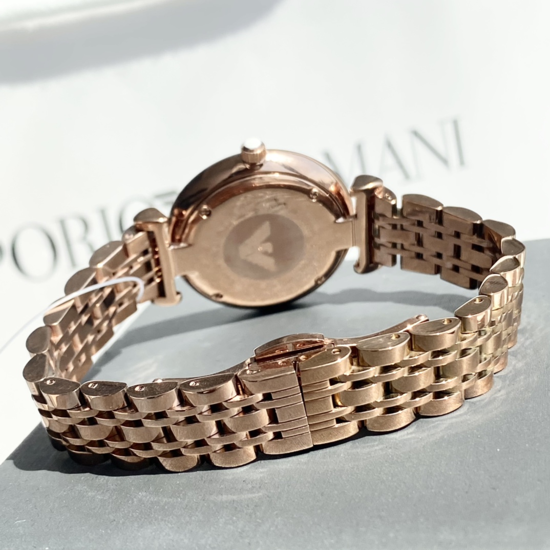 批💰160配盒
正品 Armani 阿玛尼镶钻钢带女士手表型号AR1909玫瑰金，钢带石英表，表盘直径32mm 316精钢表带，白色贝母表盘，有光的时候是彩色的，矿物质玻璃镜面，施华洛世奇公司水钻。蝴蝶双按扣，设计超级精致，表盘表链都都十分简约大气，整个气质马上不一样了，小红书剁手款，美腻的不行不行，生活防水30米。