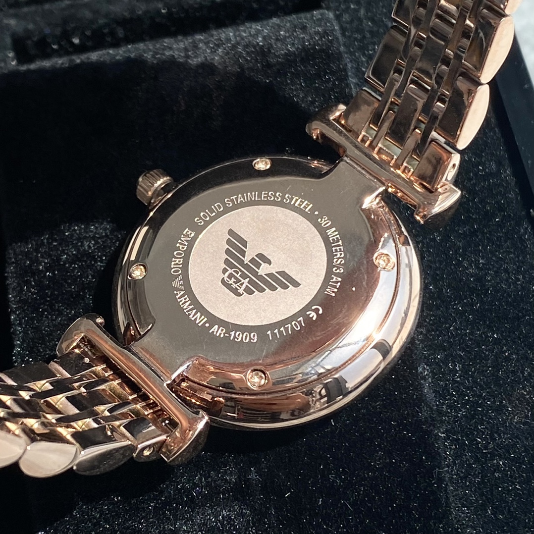 批💰160配盒
正品 Armani 阿玛尼镶钻钢带女士手表型号AR1909玫瑰金，钢带石英表，表盘直径32mm 316精钢表带，白色贝母表盘，有光的时候是彩色的，矿物质玻璃镜面，施华洛世奇公司水钻。蝴蝶双按扣，设计超级精致，表盘表链都都十分简约大气，整个气质马上不一样了，小红书剁手款，美腻的不行不行，生活防水30米。