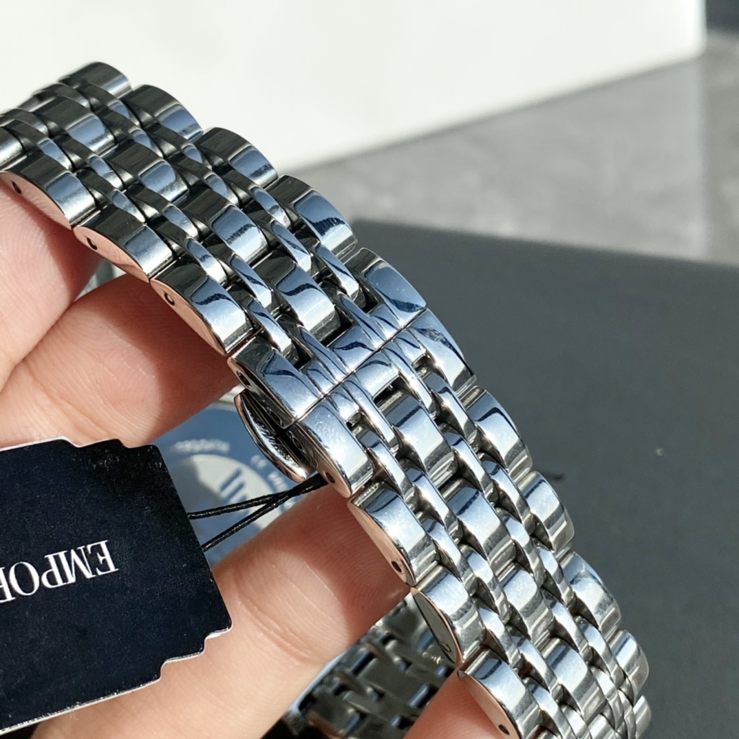 批💰180配盒
正品Armani 阿玛尼钢带男士手表型号AR1819表盘直径40mm 316精钢表带。矿物质玻璃镜面，蝴蝶双按扣，生活防水30米。保证正品！无佩戴支持退换！（配防伪标签，正品全套包装！