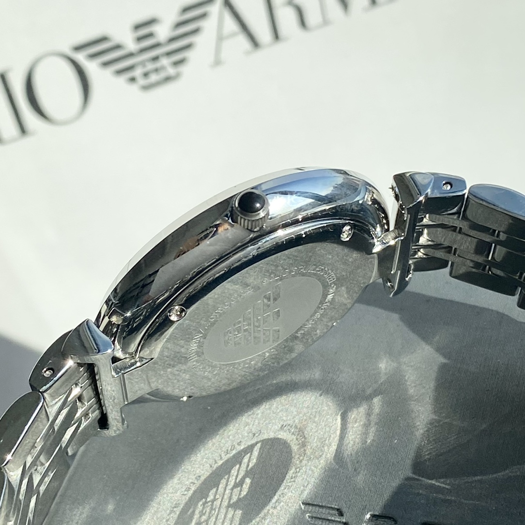 批💰180配盒
正品Armani 阿玛尼钢带男士手表型号AR1819表盘直径40mm 316精钢表带。矿物质玻璃镜面，蝴蝶双按扣，生活防水30米。保证正品！无佩戴支持退换！（配防伪标签，正品全套包装！