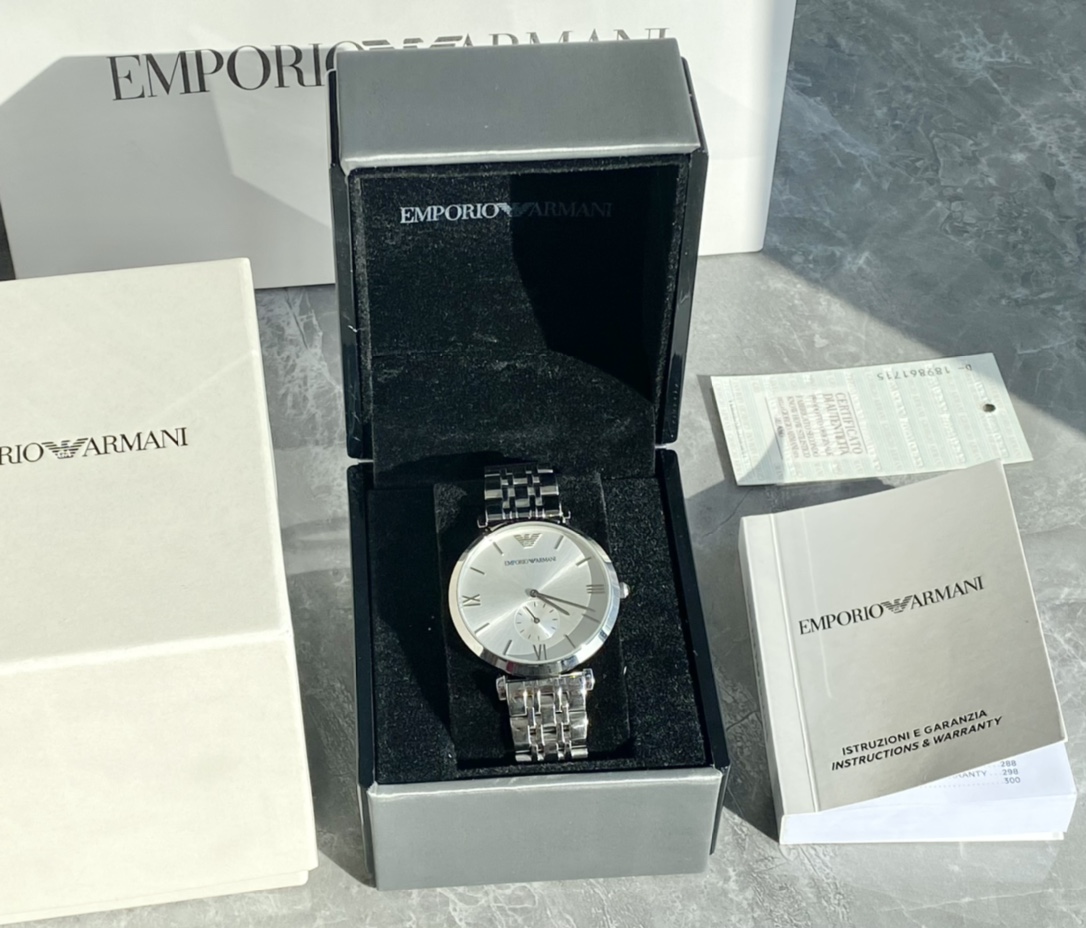 批💰180配盒
正品Armani 阿玛尼钢带男士手表型号AR1819表盘直径40mm 316精钢表带。矿物质玻璃镜面，蝴蝶双按扣，生活防水30米。保证正品！无佩戴支持退换！（配防伪标签，正品全套包装！