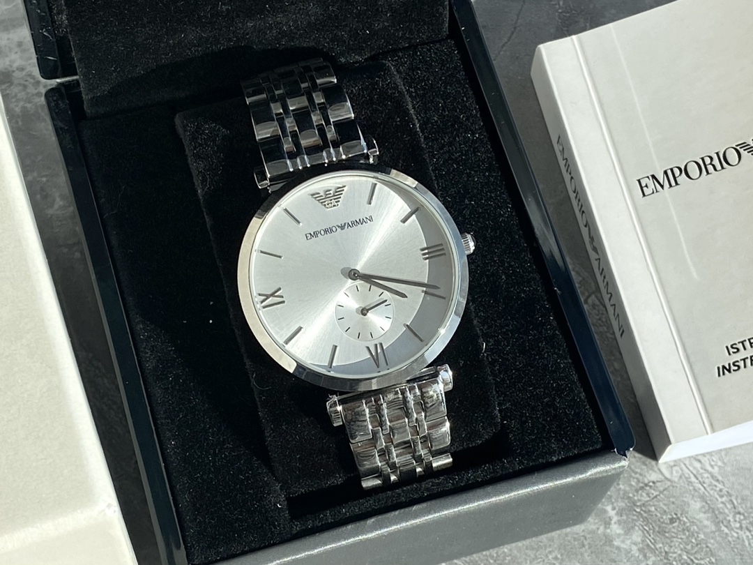 批💰180配盒
正品Armani 阿玛尼钢带男士手表型号AR1819表盘直径40mm 316精钢表带。矿物质玻璃镜面，蝴蝶双按扣，生活防水30米。保证正品！无佩戴支持退换！（配防伪标签，正品全套包装！