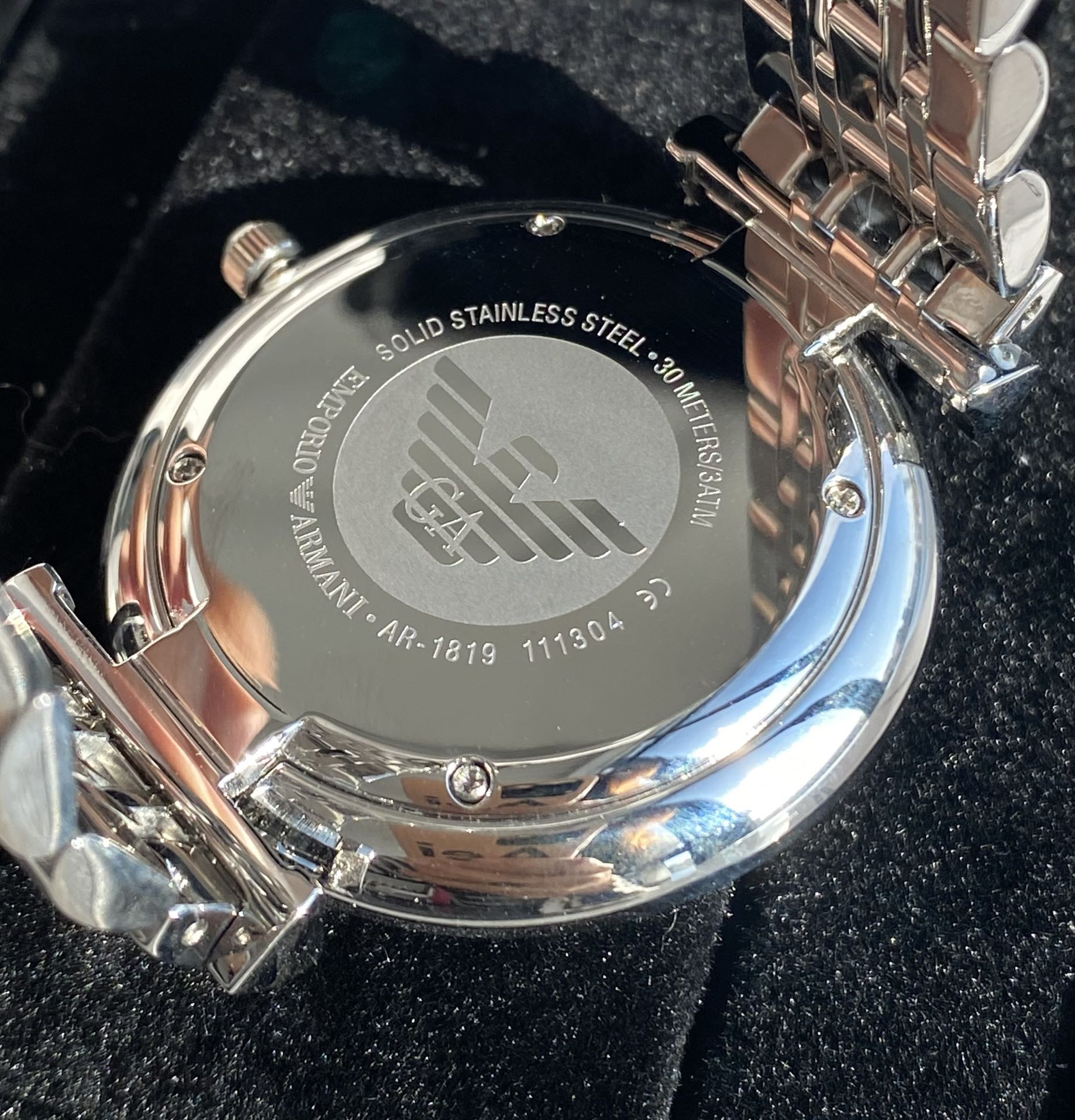 批💰180配盒
正品Armani 阿玛尼钢带男士手表型号AR1819表盘直径40mm 316精钢表带。矿物质玻璃镜面，蝴蝶双按扣，生活防水30米。保证正品！无佩戴支持退换！（配防伪标签，正品全套包装！