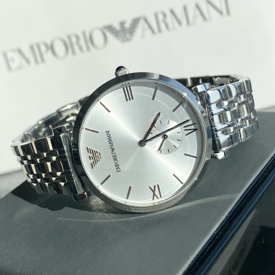 批💰180配盒
正品Armani 阿玛尼钢带男士手表型号AR1819表盘直径40mm 316精钢表带。矿物质玻璃镜面，蝴蝶双按扣，生活防水30米。保证正品！无佩戴支持退换！（配防伪标签，正品全套包装！