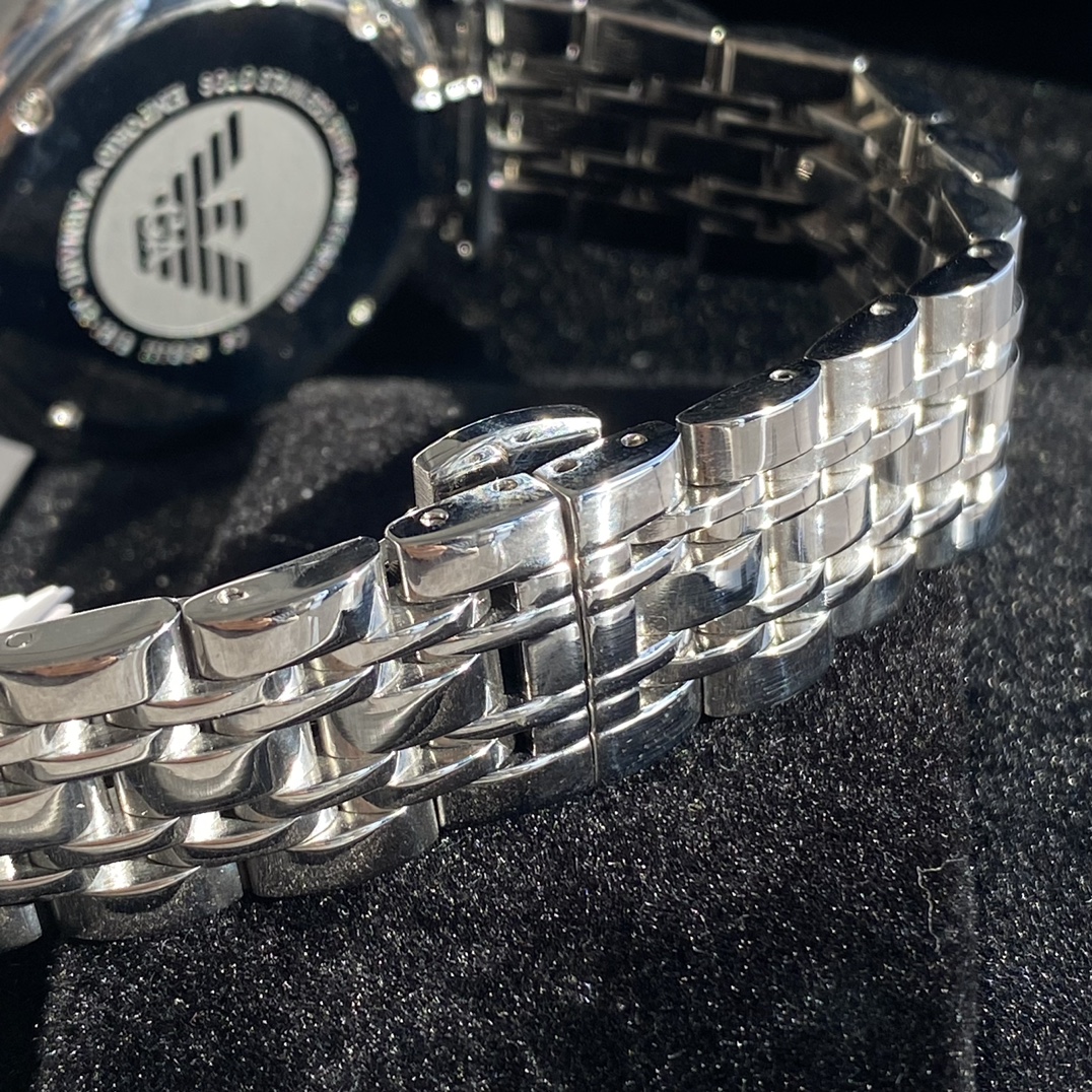 批💰180配盒
正品Armani 阿玛尼钢带男士手表型号AR1819表盘直径40mm 316精钢表带。矿物质玻璃镜面，蝴蝶双按扣，生活防水30米。保证正品！无佩戴支持退换！（配防伪标签，正品全套包装！