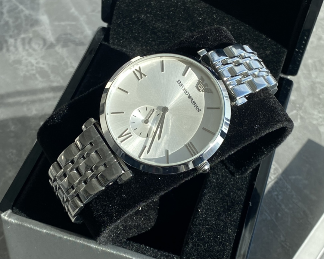 批💰180配盒
正品Armani 阿玛尼钢带男士手表型号AR1819表盘直径40mm 316精钢表带。矿物质玻璃镜面，蝴蝶双按扣，生活防水30米。保证正品！无佩戴支持退换！（配防伪标签，正品全套包装！