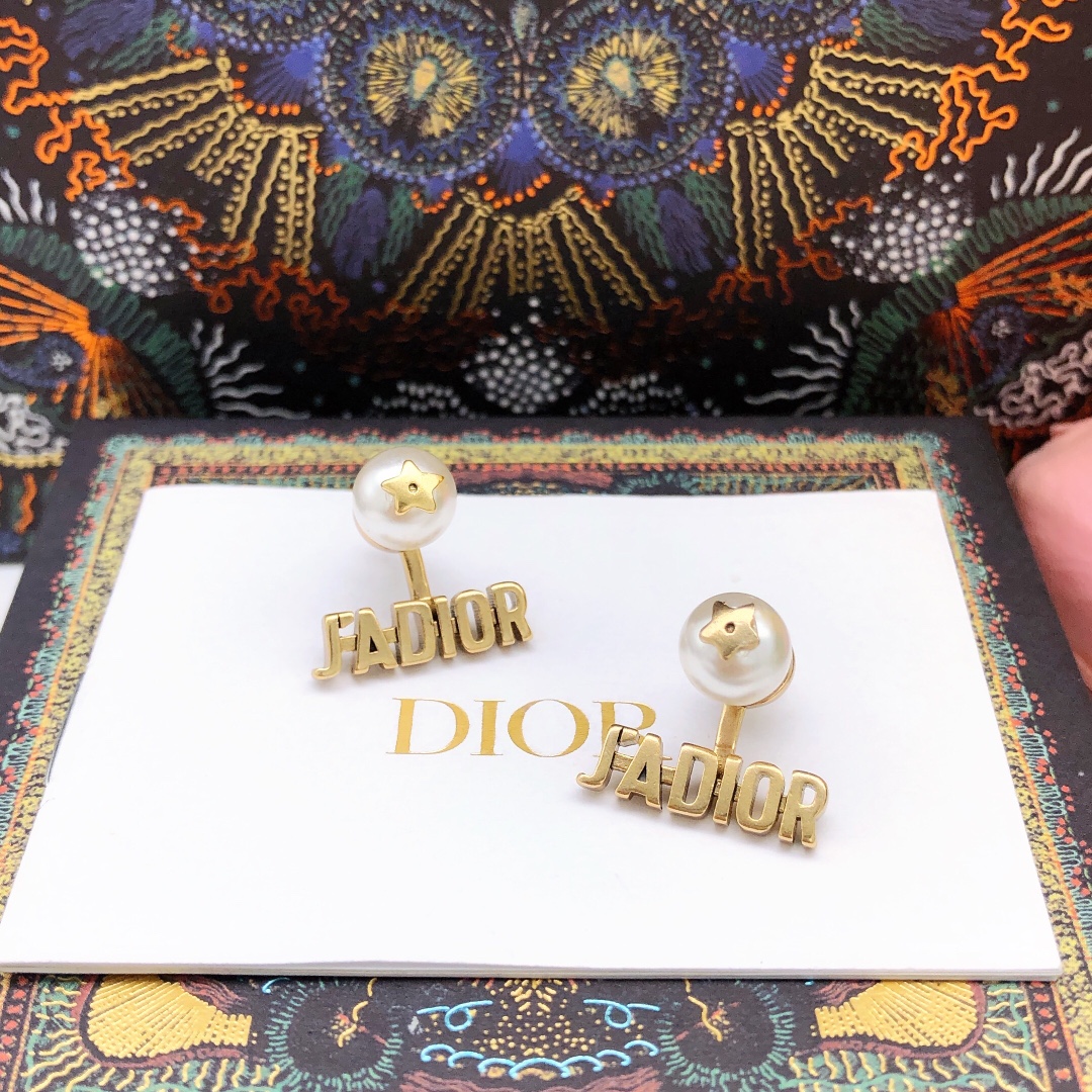 编号DED0098
迪奥   原单新品 JADIOR珍珠星星耳钉      高端品质，专柜11开模，专柜