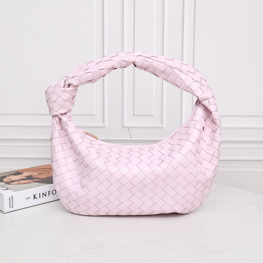 Sac à main grand modèle en cuir d'agneau tressé
