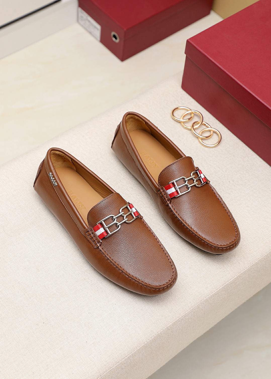 I0 🔥牛里🔥 Bally 巴利 官网豆豆鞋💢1：1打造，香港专柜同步，走秀同台；面料采用头层牛皮，精品🐂皮内里；着脚舒适、做工精细，厡版TR大底、休闲稳重.