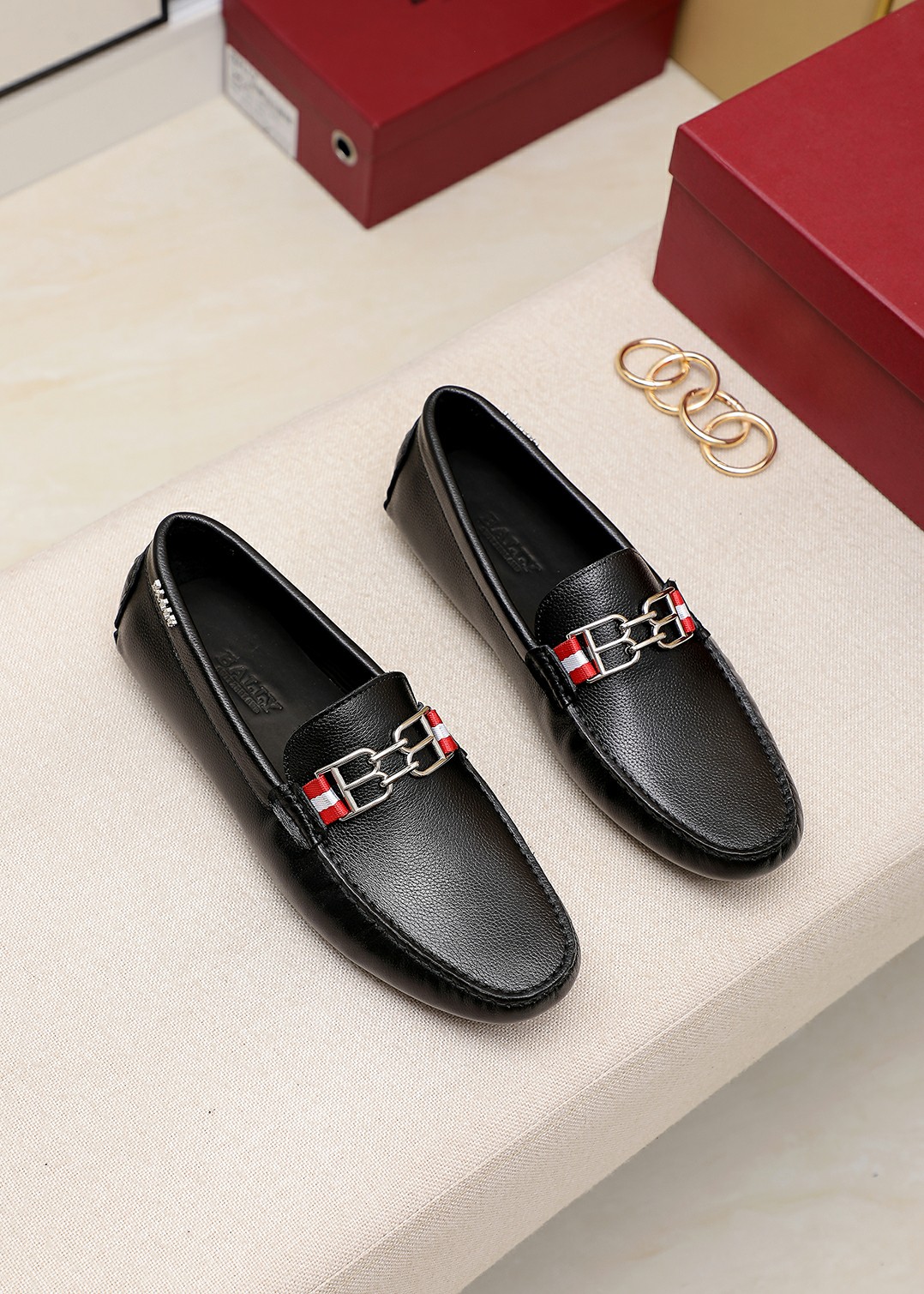 I0 🔥牛里🔥 Bally 巴利 官网豆豆鞋💢1：1打造，香港专柜同步，走秀同台；面料采用头层牛皮，精品🐂皮内里；着脚舒适、做工精细，厡版TR大底、休闲稳重.