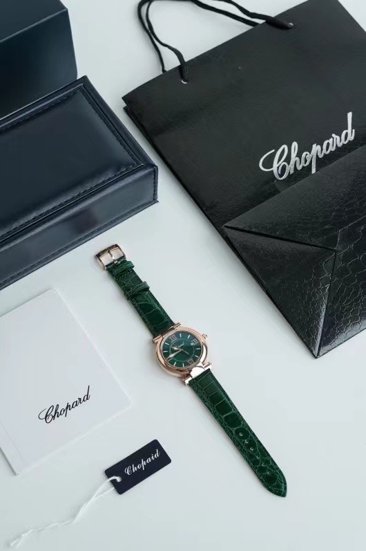 Lacoste IMPERIALE系列一个不朽的传说 尤其是女士腕表、这个熟悉的名字 给我们的第一印象是那位才气横溢誉满天下的钢琴名匠