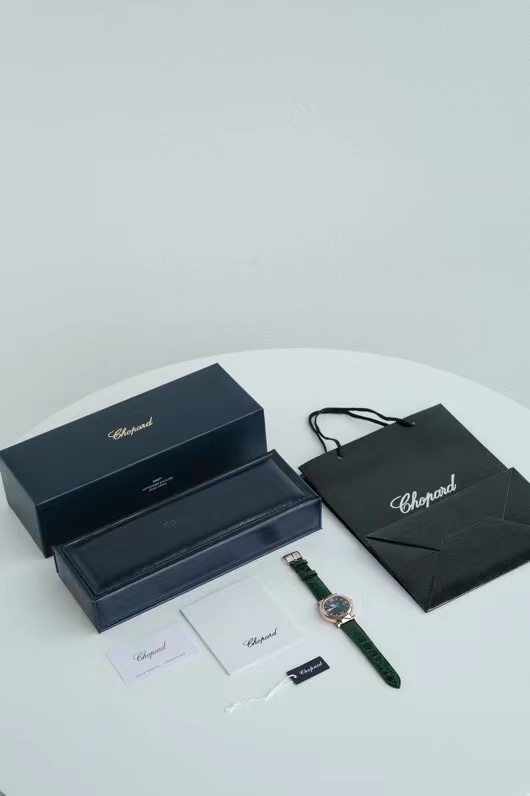 Lacoste IMPERIALE系列一个不朽的传说 尤其是女士腕表、这个熟悉的名字 给我们的第一印象是那位才气横溢誉满天下的钢琴名匠