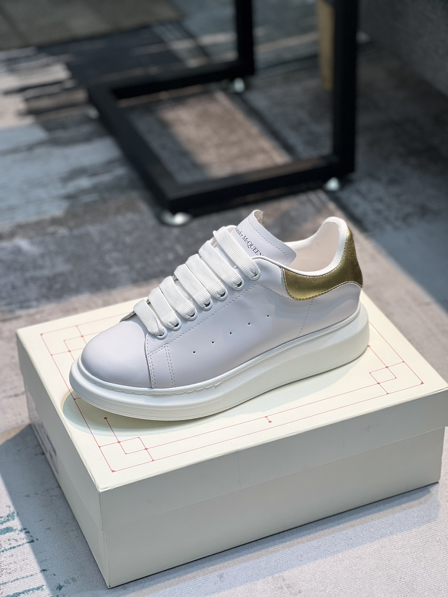 I5 Alexander mcqueen / 麦昆 Alexander McQueen  经典明星爆款百搭小白鞋，原版1⃣️：1⃣️复刻， 气垫大底新色不断更新🥳🥳面料：定制原版进口意大利头层牛皮内里：进口不脱色水染羊皮内里垫脚：垫脚超清晰高温空压logo，柔软的乳胶鞋垫大底：橡胶TPU抽真空气垫大底厚底约4•5cm