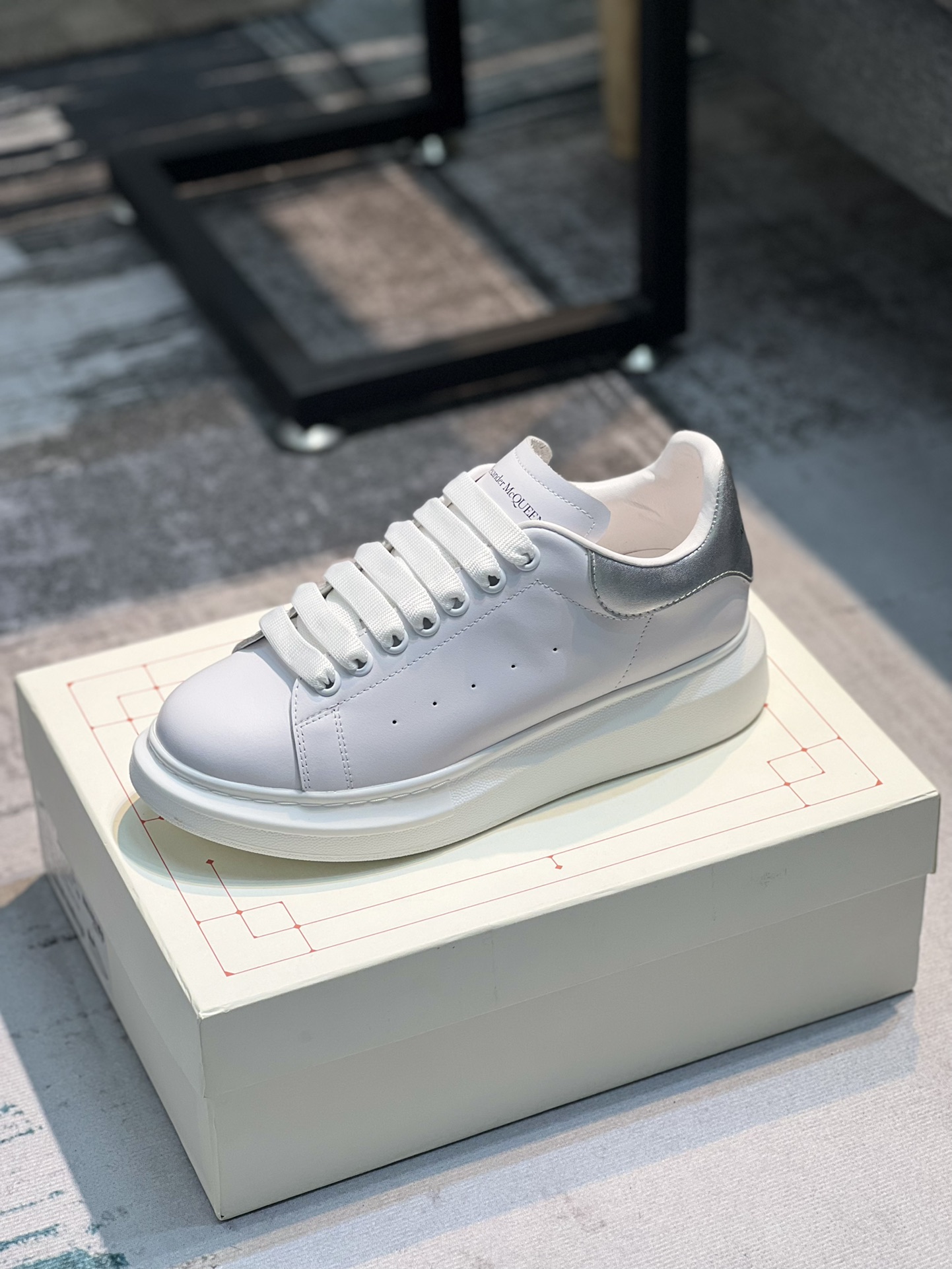 I5 Alexander mcqueen / 麦昆 Alexander McQueen  经典明星爆款百搭小白鞋，原版1⃣️：1⃣️复刻， 气垫大底新色不断更新🥳🥳面料：定制原版进口意大利头层牛皮内里：进口不脱色水染羊皮内里垫脚：垫脚超清晰高温空压logo，柔软的乳胶鞋垫大底：橡胶TPU抽真空气垫大底厚底约4•5cm