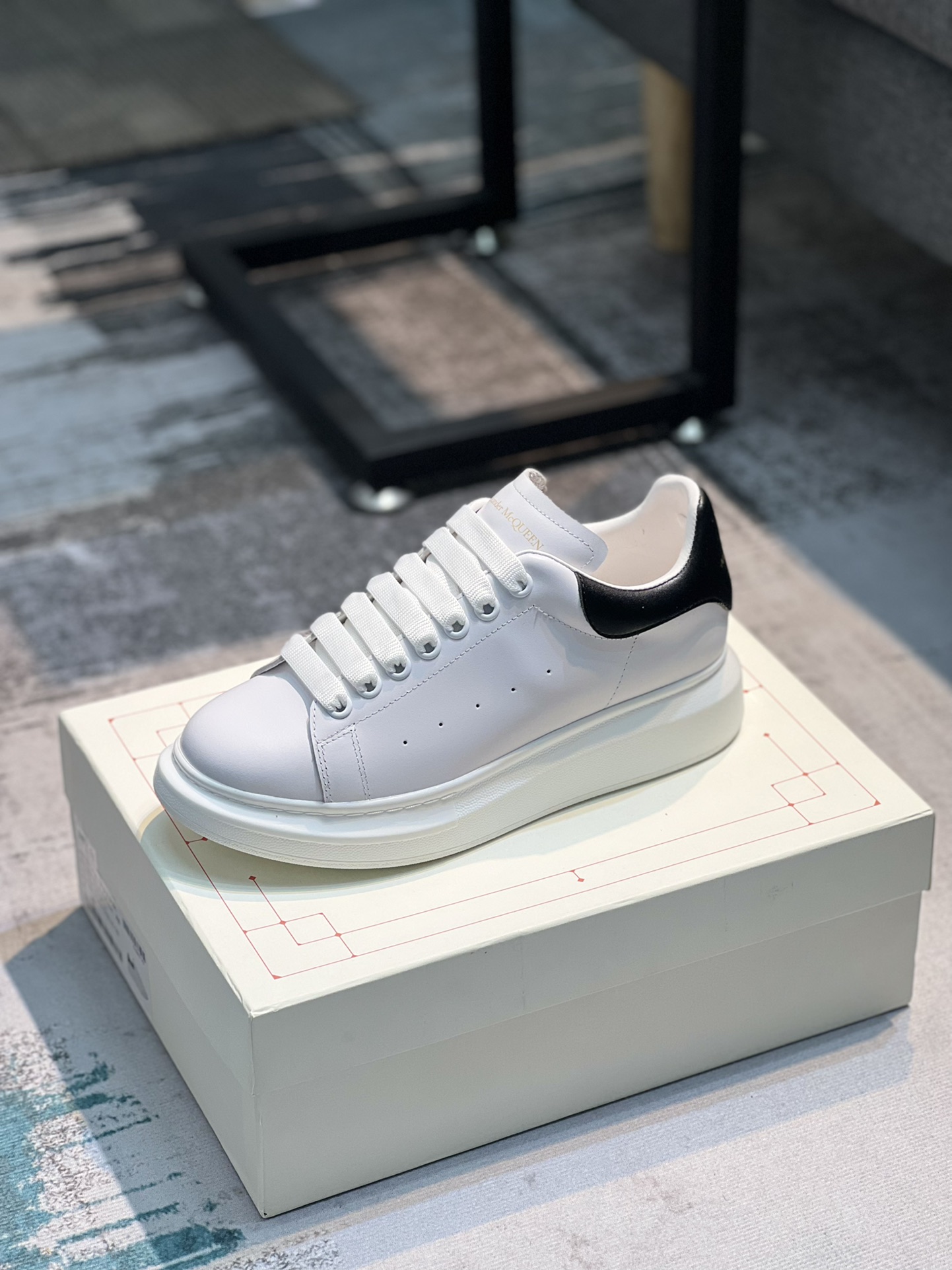 I5 Alexander mcqueen / 麦昆 Alexander McQueen  经典明星爆款百搭小白鞋，原版1⃣️：1⃣️复刻， 气垫大底新色不断更新🥳🥳面料：定制原版进口意大利头层牛皮内里：进口不脱色水染羊皮内里垫脚：垫脚超清晰高温空压logo，柔软的乳胶鞋垫大底：橡胶TPU抽真空气垫大底厚底约4•5cm