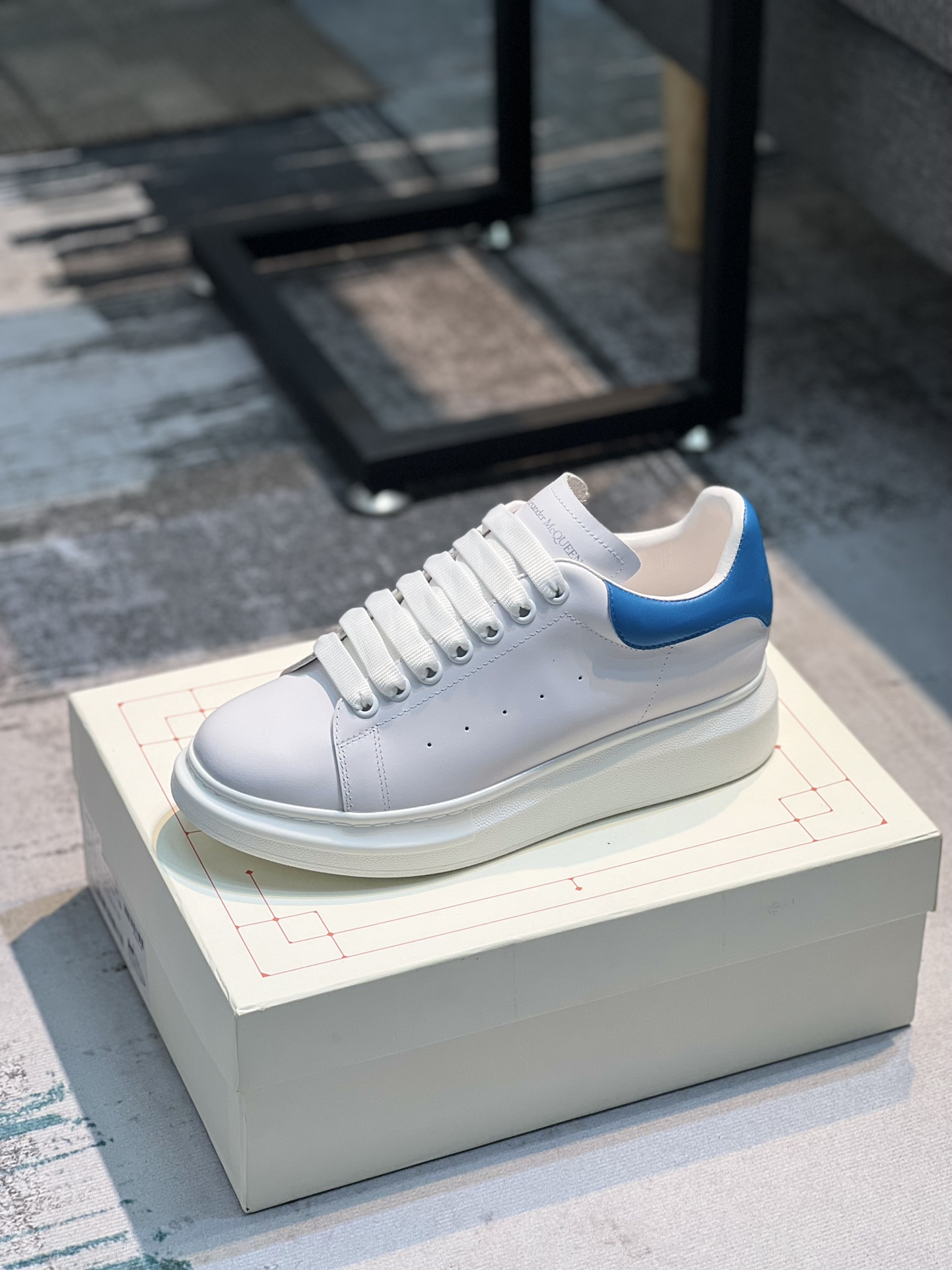 I5 Alexander mcqueen / 麦昆 Alexander McQueen  经典明星爆款百搭小白鞋，原版1⃣️：1⃣️复刻， 气垫大底新色不断更新🥳🥳面料：定制原版进口意大利头层牛皮内里：进口不脱色水染羊皮内里垫脚：垫脚超清晰高温空压logo，柔软的乳胶鞋垫大底：橡胶TPU抽真空气垫大底厚底约4•5cm