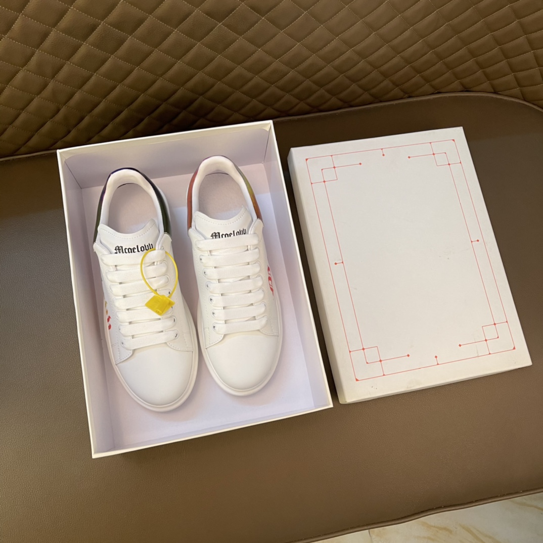 J0  高品质欧美大师设计简洁高档大气，专柜品质值得信赖，面料进口顶级牛皮 。😍 羊皮内里🐑 做工精细，专柜原版大底，上脚舒适百搭，潮男乐福专属定制，小 麦昆 Alexander McQueen  适合司机户外行车🚗 休闲鞋系列之首 男鞋