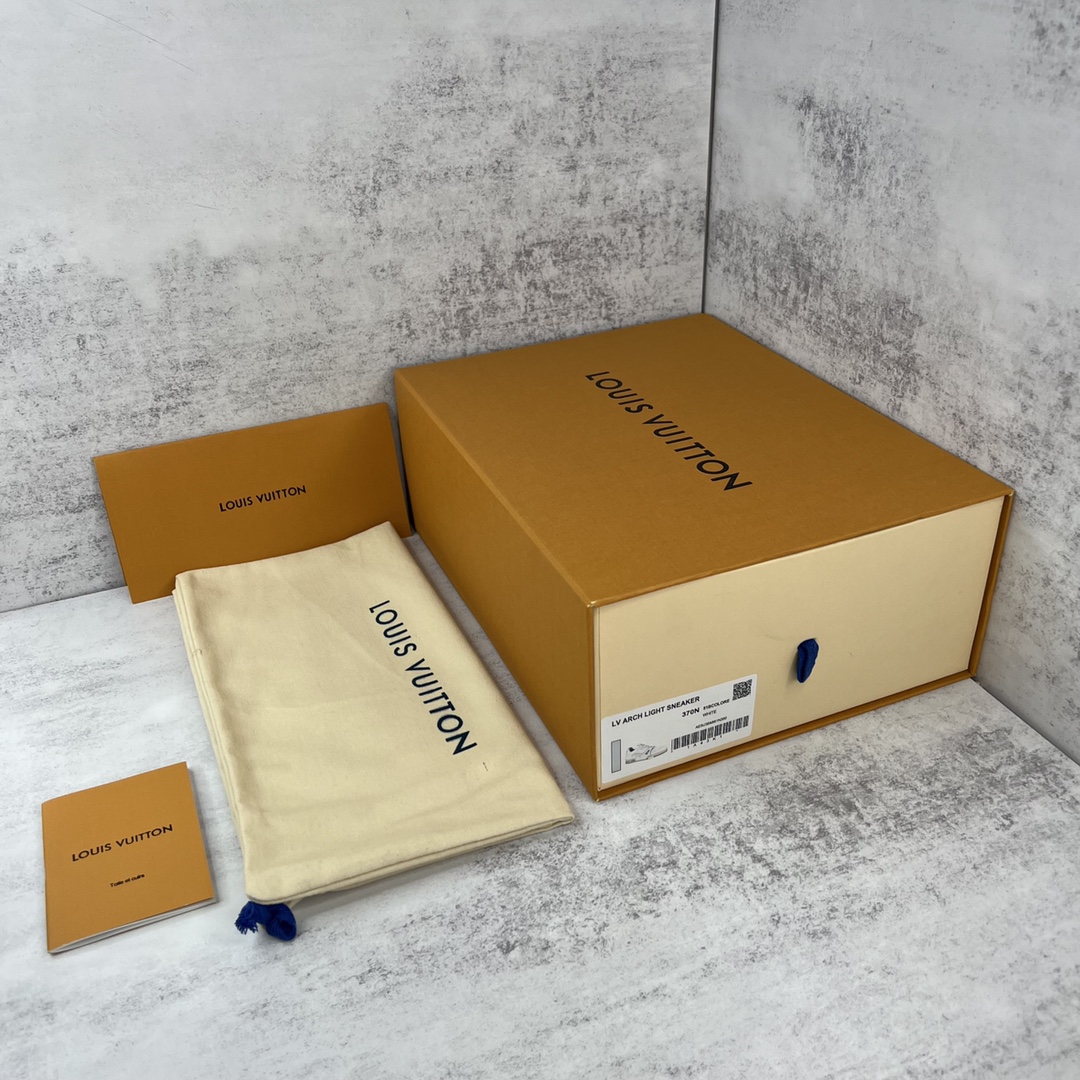 Louis Vuitton 新款上架 2061 Louis*Vuitto* LV Trainer 白水泥 走秀款TRAINER 大底和面料私模 绝对下血本费心思的一款鞋子 自Vifgil到来之后而设计的这一系列 每一季度都深受众多粉丝的青睐 TPU 大底 包装 男鞋38-45