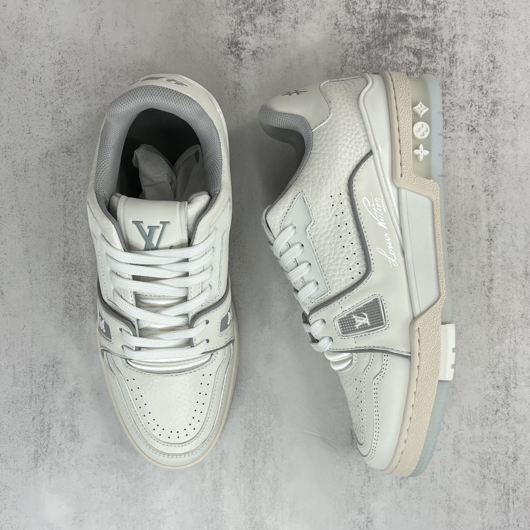 Louis Vuitton 新款上架 2061 Louis*Vuitto* LV Trainer 白水泥 走秀款TRAINER 大底和面料私模 绝对下血本费心思的一款鞋子 自Vifgil到来之后而设计的这一系列 每一季度都深受众多粉丝的青睐 TPU 大底 包装 男鞋38-45