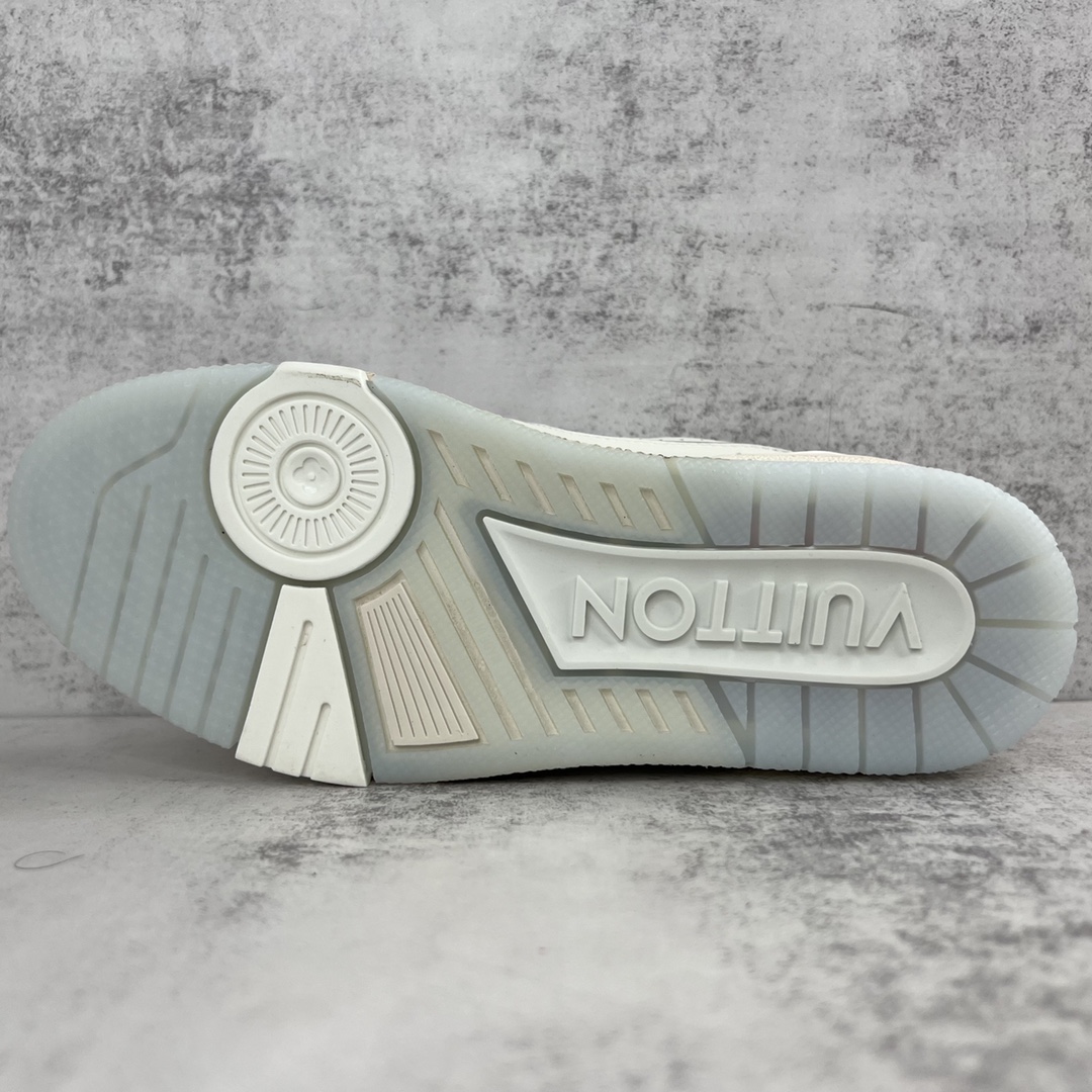 Louis Vuitton 新款上架 2061 Louis*Vuitto* LV Trainer 白水泥 走秀款TRAINER 大底和面料私模 绝对下血本费心思的一款鞋子 自Vifgil到来之后而设计的这一系列 每一季度都深受众多粉丝的青睐 TPU 大底 包装 男鞋38-45
