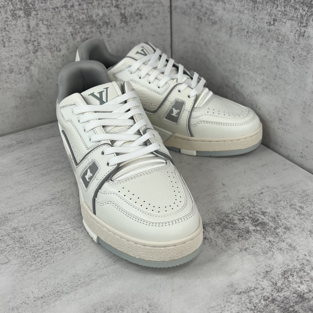 Louis Vuitton 新款上架 2061 Louis*Vuitto* LV Trainer 白水泥 走秀款TRAINER 大底和面料私模 绝对下血本费心思的一款鞋子 自Vifgil到来之后而设计的这一系列 每一季度都深受众多粉丝的青睐 TPU 大底 包装 男鞋38-45