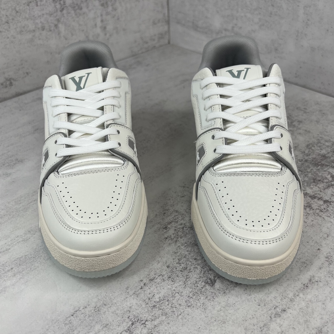 Louis Vuitton 新款上架 2061 Louis*Vuitto* LV Trainer 白水泥 走秀款TRAINER 大底和面料私模 绝对下血本费心思的一款鞋子 自Vifgil到来之后而设计的这一系列 每一季度都深受众多粉丝的青睐 TPU 大底 包装 男鞋38-45