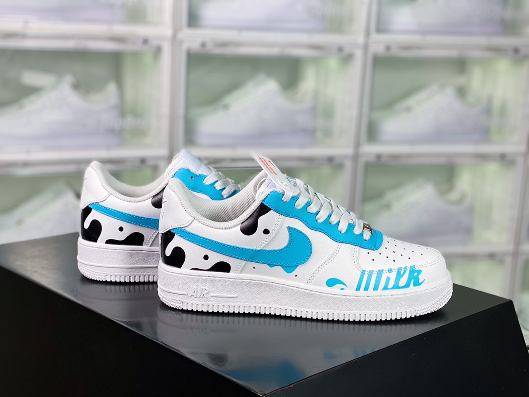 G0 男女鞋真标带半码采用硬质粒面牛培皮革鞋面材质内置全掌air sole气垫创意定制配色，耐克Nike Air Force 1 07 LV8″White/Black/Blue Milk Cow”空军一号经典低帮百搭休闲运动板鞋“皮革白黑蓝奶牛”DD8959- F5