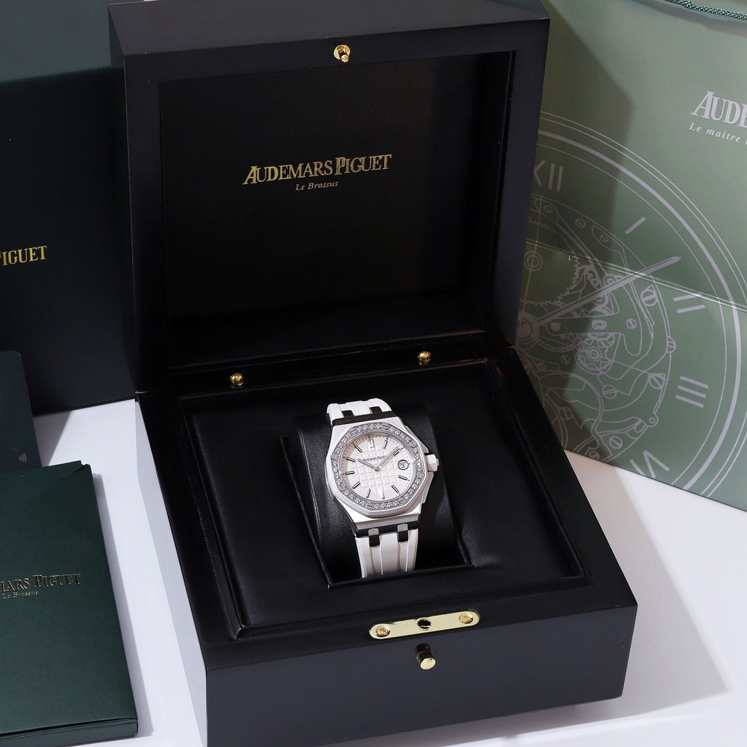 NO:158016,The highest version of the market, original single-stock quality (really high-end rare products) RXW Audemars Piguet A Royal Oak Offshore Series 37mm Quartz Women's Watch, Swiss imported quartz movement This Audemars Piguet is a women's model. It not only has the tough and domineering style of a men's watch, but also adds a bit of softness, making women's watches more fashionable and personalized. It is also one of the most popular Audemars Piguet women's watches at the moment!  The case of 904 stainless steel diamonds inlaid with 32 2.05mm size brilliant VVS-level cut diamonds (about 1.02 carats) brings extraordinary touch and visual enjoyment. According to Audemars Piguet's counter sales, their diamonds are only inlaid with D color, showing a brilliant luster. This is the attitude that only jewelry watches have. The strap is made of white liquid silicone certified by the EU and is made of dirty. You can rinse it clean water or wipe it clean with wet tissue. I hope you don't miss it. A very rare style., audemars19860909市场最高版本,原单货品质（真正高端稀有品） RXW爱彼A皇家橡树离岸系列37mm石英女表,瑞士进口石英机芯 此款爱彼是女款,不仅拥有男表的硬朗霸气风格,还增加了几分柔美、使得女装腕表更加时尚个性也是当下最热门的爱彼女式腕表之一！ 表壳904精钢镶钻32颗2.05mm大小明亮式vvs级别切割美钻（约1.02克拉）带来非凡触感与视觉享受,据爱彼柜台sale介绍他们的钻石只用D色镶嵌,呈现璀璨光泽,这才是珠宝手表才有的态度  表带采用白色液态硅胶经欧盟认证环保材质制成脏了可用清水冲洗干净或湿纸巾擦净即可, 非常难得的款式希望你们不要错过,,audemars,Watch