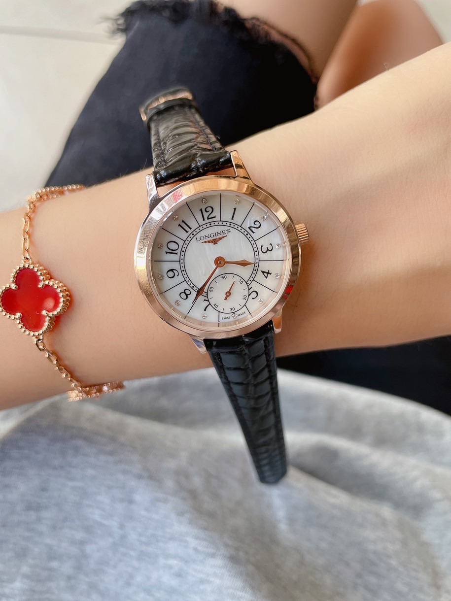 J5  皮 玫金最新浪琴  Longines 简约大气女款 进口石英机芯 矿物质玻璃镜面 316L精钢表壳 直径30mm厚8mm 该款腕表备受女性喜爱，在不同的场合映耀着她们各自的独特个性与迷人风华