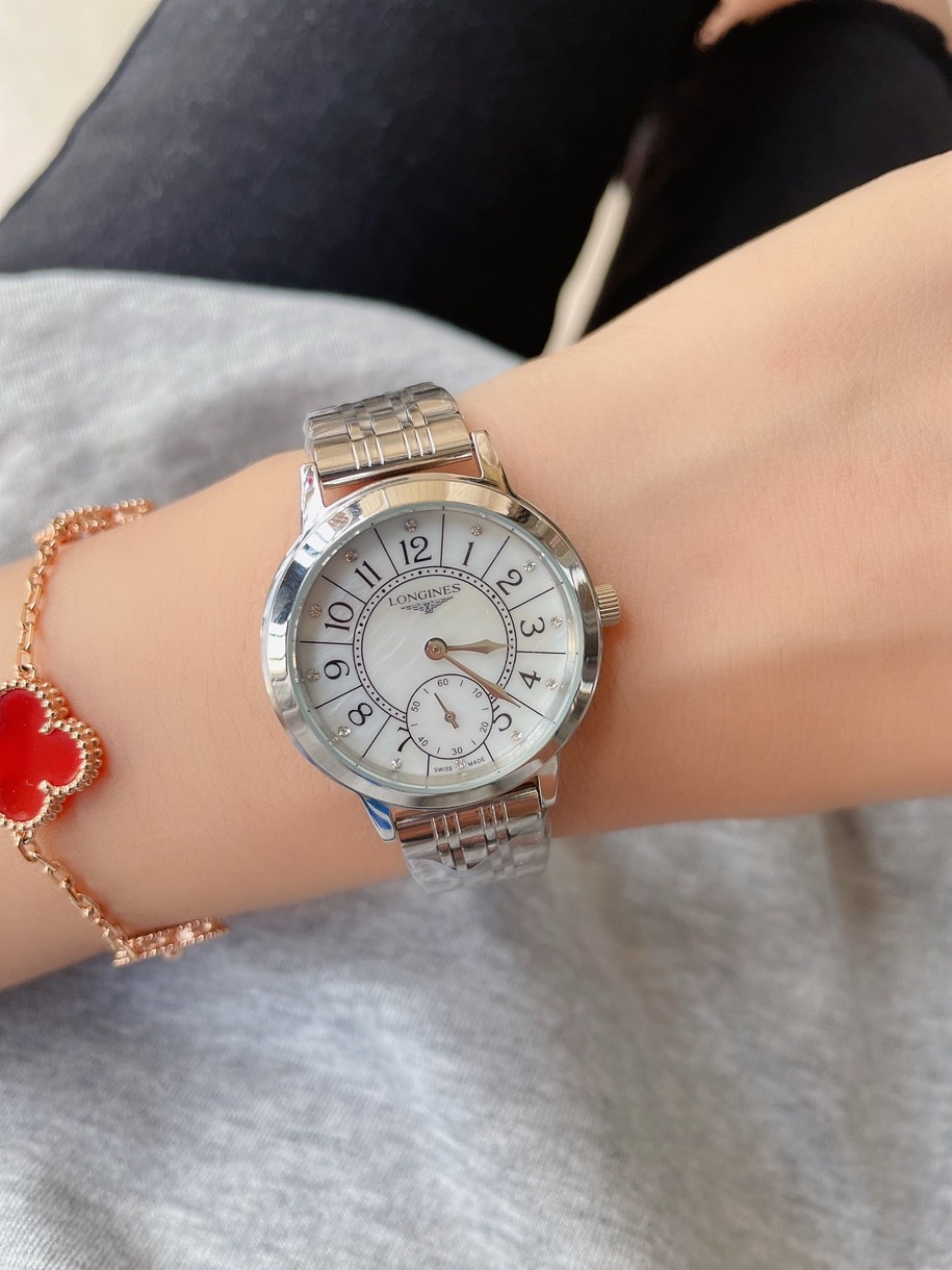 K0  钢玫金最新浪琴  Longines 简约大气女款 进口石英机芯 矿物质玻璃镜面 316L精钢表壳 直径30mm厚8mm 该款腕表备受女性喜爱，在不同的场合映耀着她们各自的独特个性与迷人风华