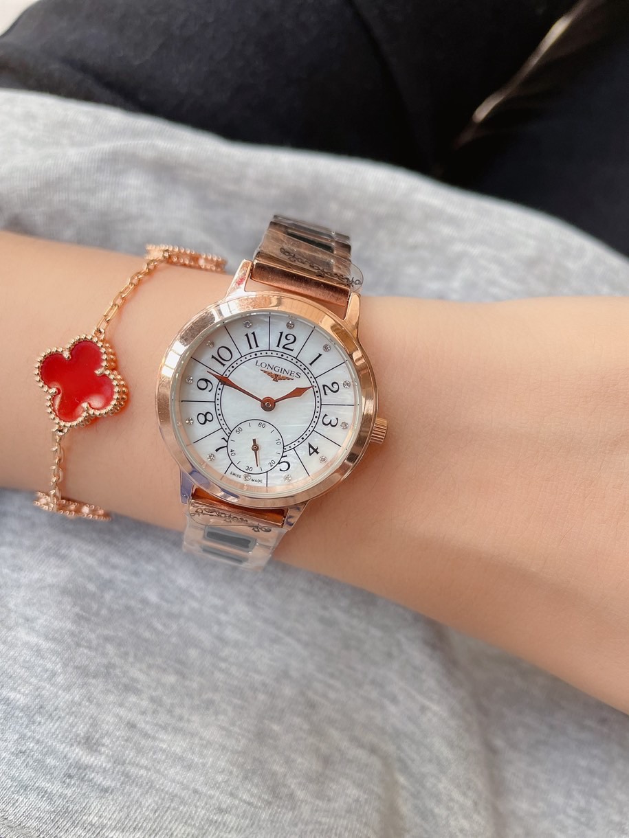 K0  陶瓷玫金最新浪琴  Longines 简约大气女款 进口石英机芯 矿物质玻璃镜面 316L精钢表壳 直径30mm厚8mm 该款腕表备受女性喜爱，在不同的场合映耀着她们各自的独特个性与迷人风华