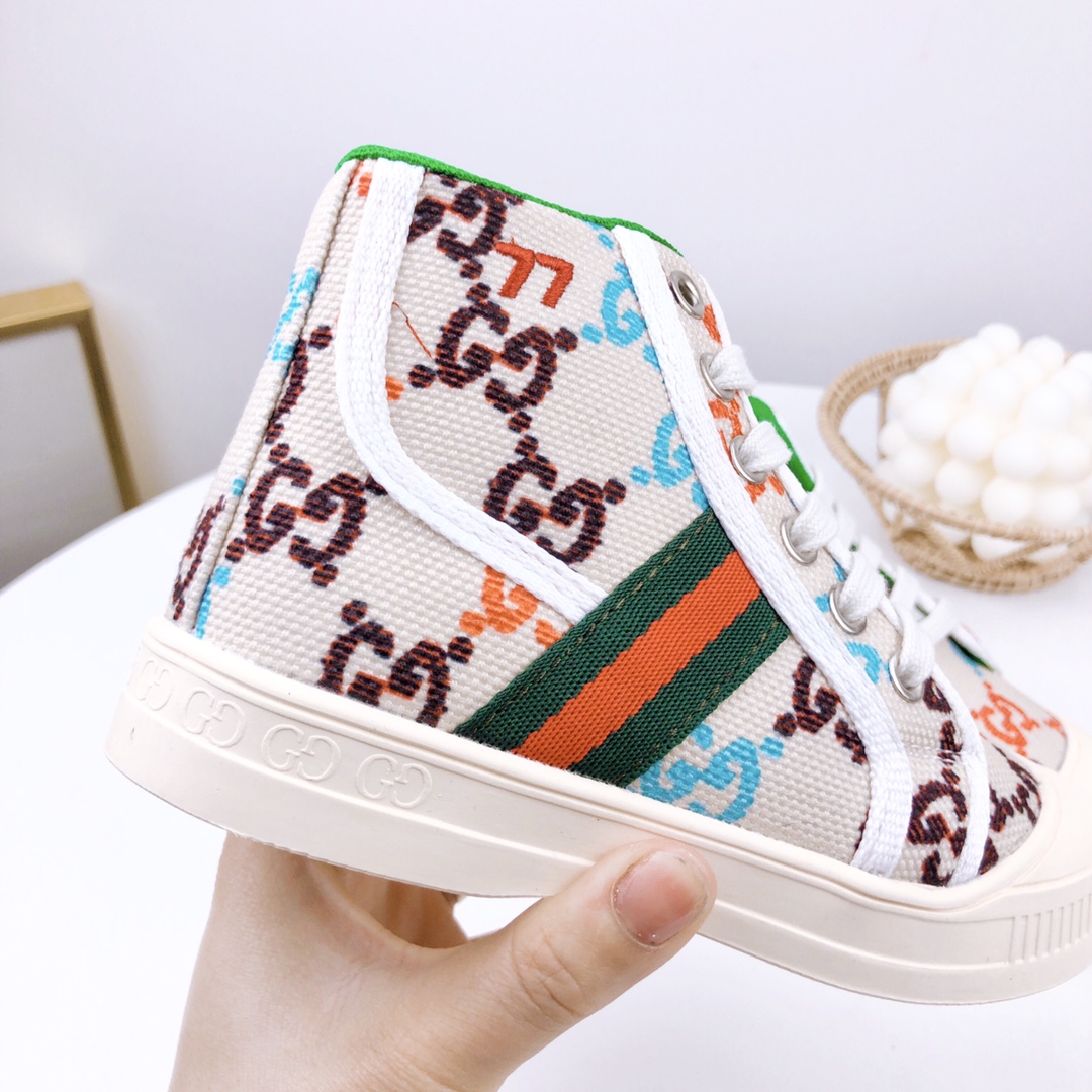 图片[4]-特价 古驰高帮 儿童帆布鞋 尺码：26-37码 宝宝的鞋柜自然少不了一双舒适百搭的鞋子✅古驰这款不用多介绍，经典中的经典，橡胶硫化底，防滑耐磨舒适，超级好穿‼️-选品中心