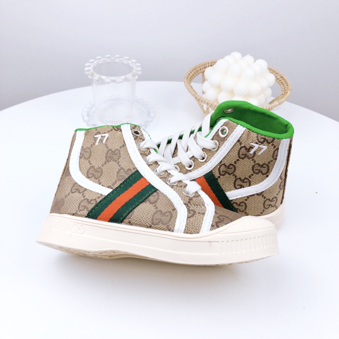 图片[9]-特价 古驰高帮 儿童帆布鞋 尺码：26-37码 宝宝的鞋柜自然少不了一双舒适百搭的鞋子✅古驰这款不用多介绍，经典中的经典，橡胶硫化底，防滑耐磨舒适，超级好穿‼️-选品中心