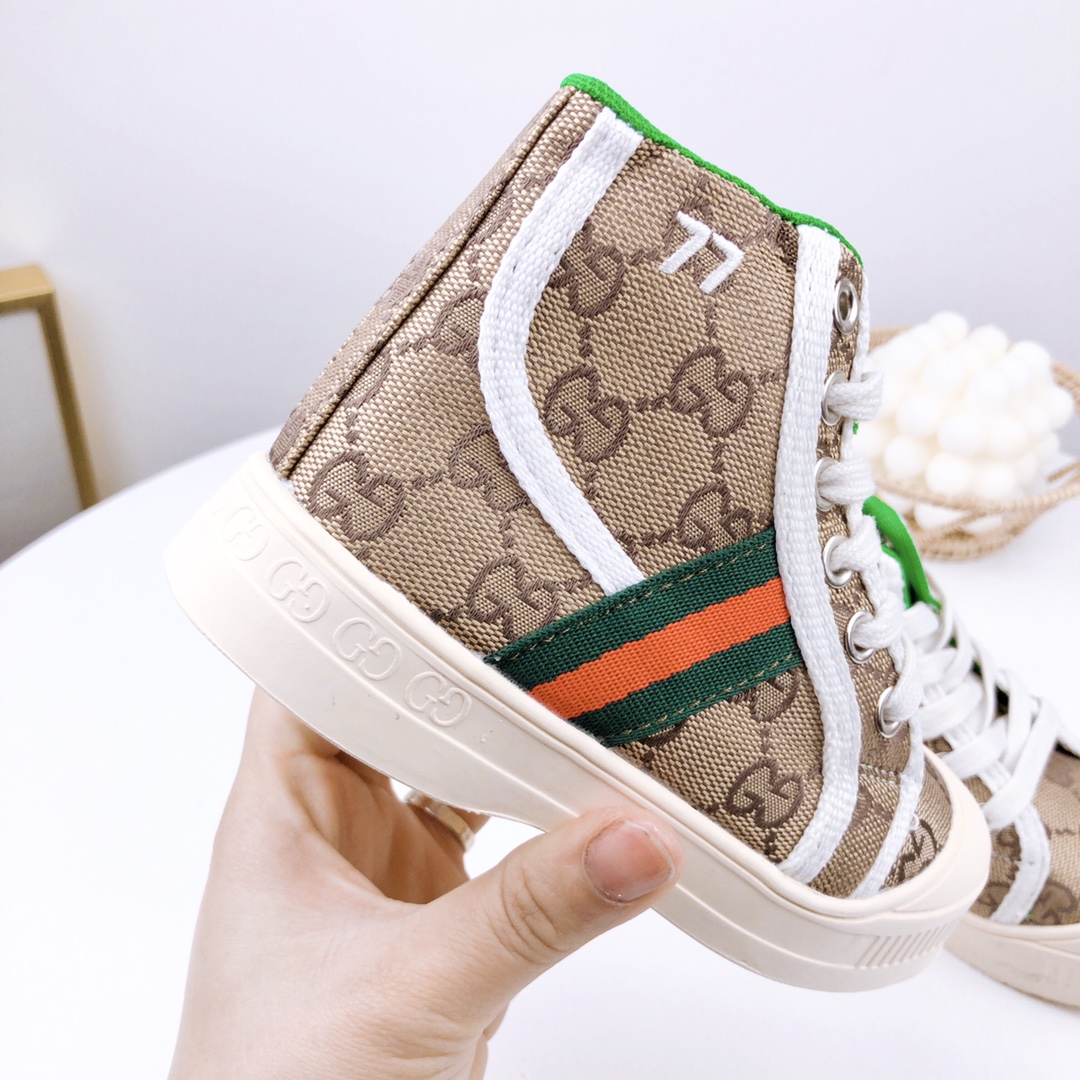 图片[4]-特价 古驰高帮 儿童帆布鞋 尺码：26-37码 宝宝的鞋柜自然少不了一双舒适百搭的鞋子✅古驰这款不用多介绍，经典中的经典，橡胶硫化底，防滑耐磨舒适，超级好穿‼️-选品中心