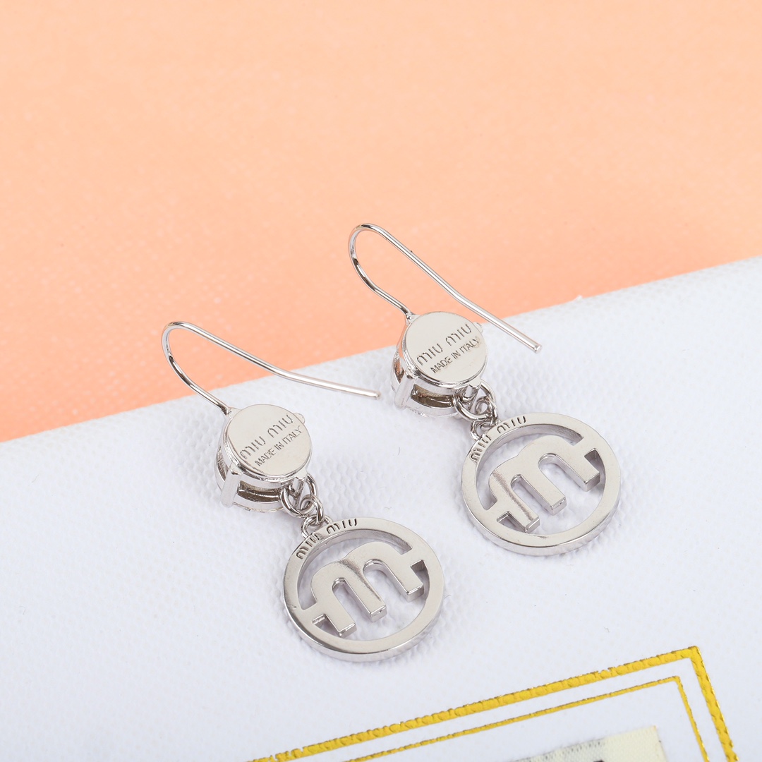100，202809【我们出品】现货秒发❗️ZP 3000➕量大咨询客Fu！

非常的推荐，这种设计绝对是任何一个铁粉都不会say NO的，上耳非常的精美小巧，特定一致ZP粉钻，又来给你们省钱了哈[憨笑]