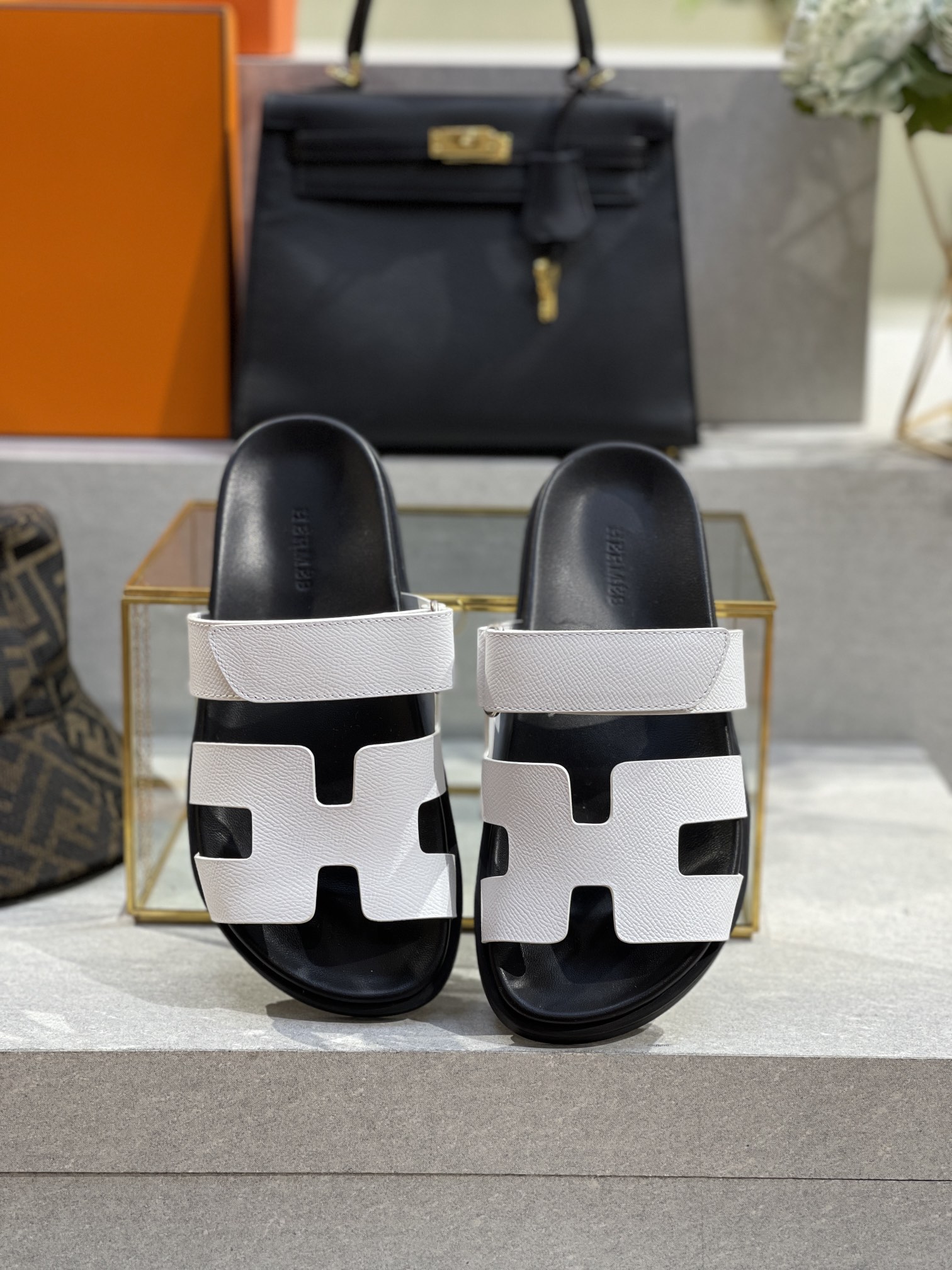 NO:246166,Top version of the counter... Hermes second uncle slippers, which has been popular recently - chyre sandals, ugly and cute. …I really need versatile slippers in summer... The second uncle's slippers look good no matter how you match it, it feels casual and high-end... The comfort is also great, and it is paired with various colorful socks, it is very fashionable... Hermes new H sandals slippers High quality imported calfskin upper imported water dyed beef footbed imported mixed-bred sheepskin outsole Tu non-slip and wear-resistant soles... Couple style... Size: Men 39-45 (45 not returned or replaced) Women 35-40 (40 custom made without return or replacement), slippers, hermes, sandals, slippers, cowhide, sheepskin, socks19860909专柜顶级版本 ……最近火到不行的爱马仕二舅拖鞋- chyre凉鞋,丑萌丑萌的. ……夏天真的太需要百搭拖鞋了 ……二舅这双拖鞋,怎么搭配都好看,随意且高级的感觉 ……舒适度也很棒,搭配各种彩色袜子,潮爆了 ……爱马仕新款H凉鞋 拖鞋 高品质 鞋面进口小牛皮 内里进口水染牛里 垫脚进口混种羊皮 大底Tu防滑耐磨大底  ……情侣款…… 码数 : 男39-45（45不退不换）  女35-40(40定做不退不换),拖鞋,hermes,sandals,slippers,cowhide,sheepskin,socks,Women's Shoes