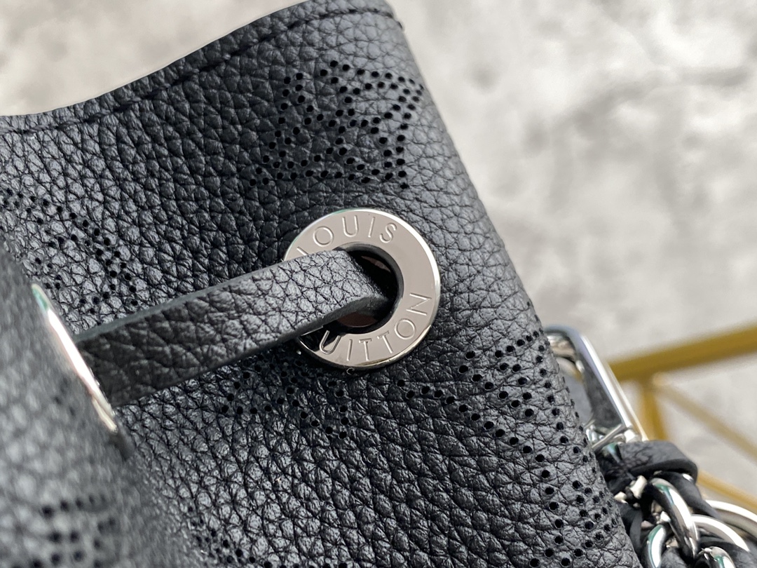 顶级原单M59655M59200黑色全皮系列BellaTote手袋取材柔软镂花穿孔牛皮革呈现温和褶裥与垂