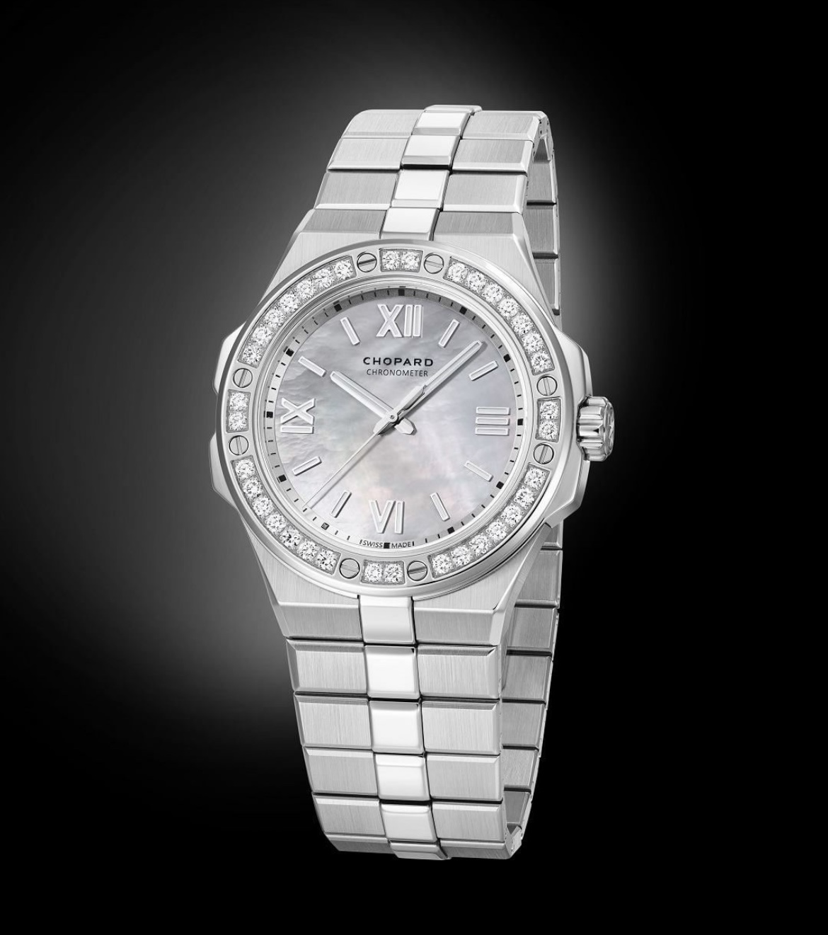 NO:821951,Chopard's Aline Eagle Snow Mountain Pride series is like a torch, comparable to the stars in the dark night. Across mountains, rivers, lakes and seas, it provides insight into a gentleman's vision and majestic future. Swiss quartz, women's size 36mm, men's size 41.00mm, 316 stainless steel, rhodium-plated second hand counterweight shaped like an eagle's feathers, arrow-shaped and coated with Suer-LumiNova  Luminous, anti-glare and anti-scratch coated crystal glass, folding clasp, dedicated to the contemporary 'Eagle'. These people with lofty ideals are ahead of the crowd in daily life. Their vision inspires people and sublimates emotions. With foresight and determination, they take action to meet the challenges of the future. They are low-key and dignified, and do not clash with style.  The eagle eye iris dial + eagle feather hands give it a sense of luxury. The one-piece stainless steel bracelet is smooth and fits the hand. The detailed workmanship is online. It can be used for business, leisure and commuting. It is unobtrusive but very recognizable. The more you look at it, the more tasteful it becomes. People who know watches can get its charm at a glance.,, loro  piana,chopard19860909萧邦AlineEagle雪山傲翼系列如炬目光,比拟暗夜星芒.于山川湖海间,洞见绅士愿景与磅礴未来.瑞士石英,女装尺寸36mm,男装尺寸41.00mm,316精钢,镀铑秒针的配重形状像鹰的羽毛,呈箭形和涂有 Suer-LumiNova 夜光,防眩光防刮镀膜水晶玻璃,折叠表扣,致献当代“雄鹰”,这些志存高远之人在日常生活中超迈群伦,其视野启迪人心、升华情志.凭借远见和决心,他们以行动迎接未来的挑战,低调显贵不撞款,鹰眼虹膜表盘+鹰羽指针,高级感直接拉满,一体式精钢表链,流畅贴手,细节做工在线,商务,休闲,通勤都能搭,不张扬却很有辨识度,越看越有味道懂表的人一眼就能get到它的魅力.,,loro piana,chopard,Watch